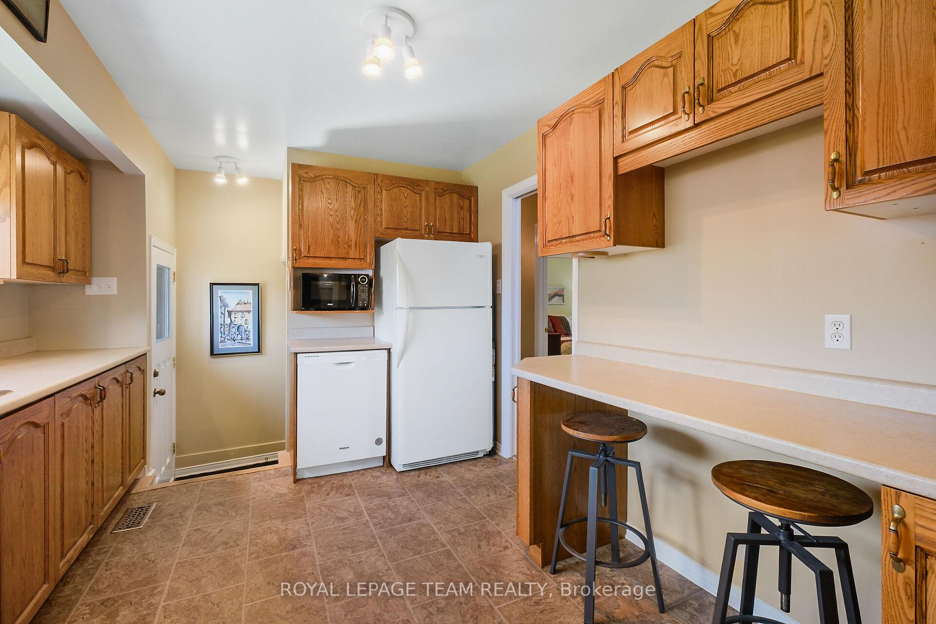 Photo 11 of 41 Viewmount Drive, Ottawa, Meadowlands/Crestview — HOMEH