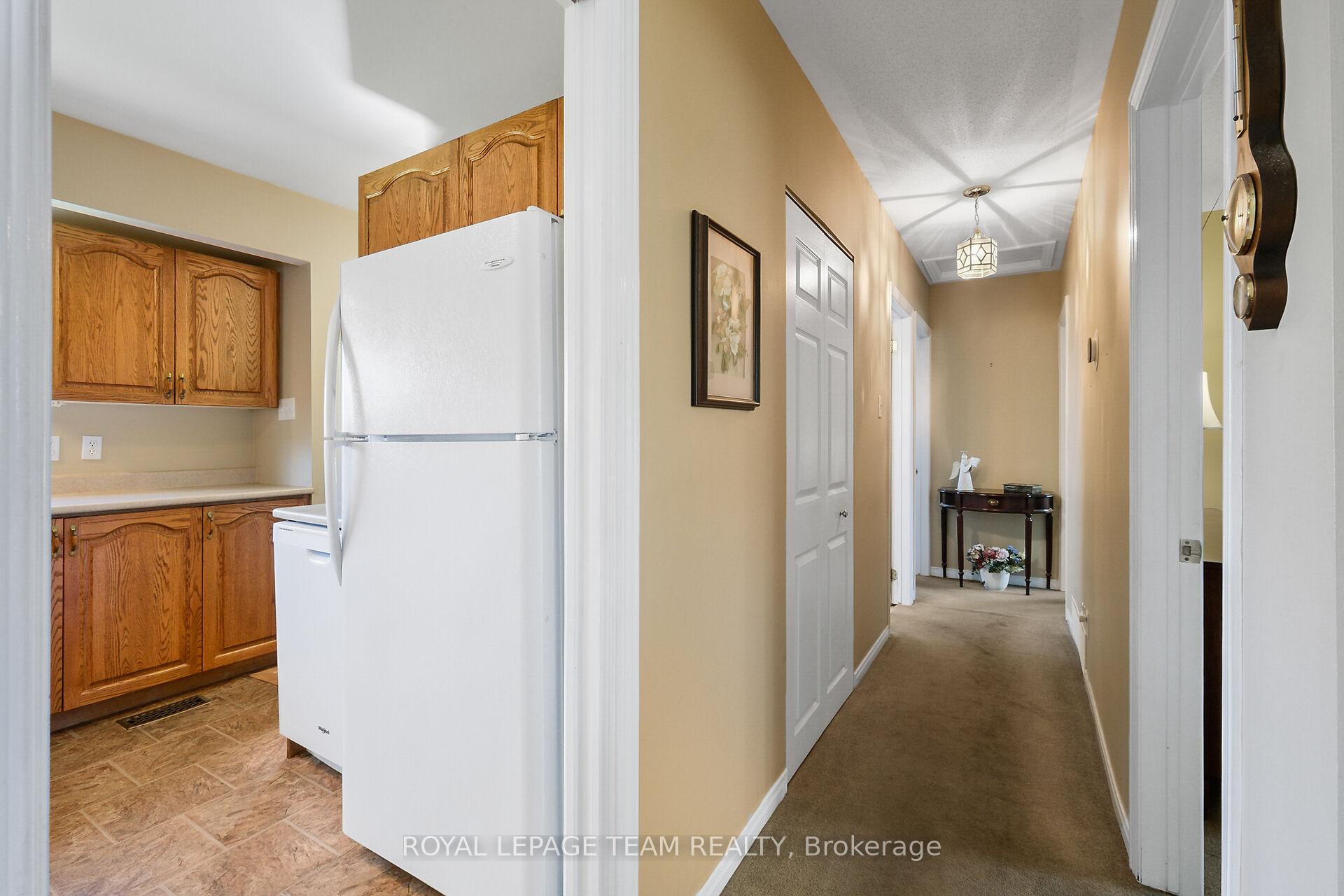 Photo 12 of 41 Viewmount Drive, Ottawa, Meadowlands/Crestview — HOMEH