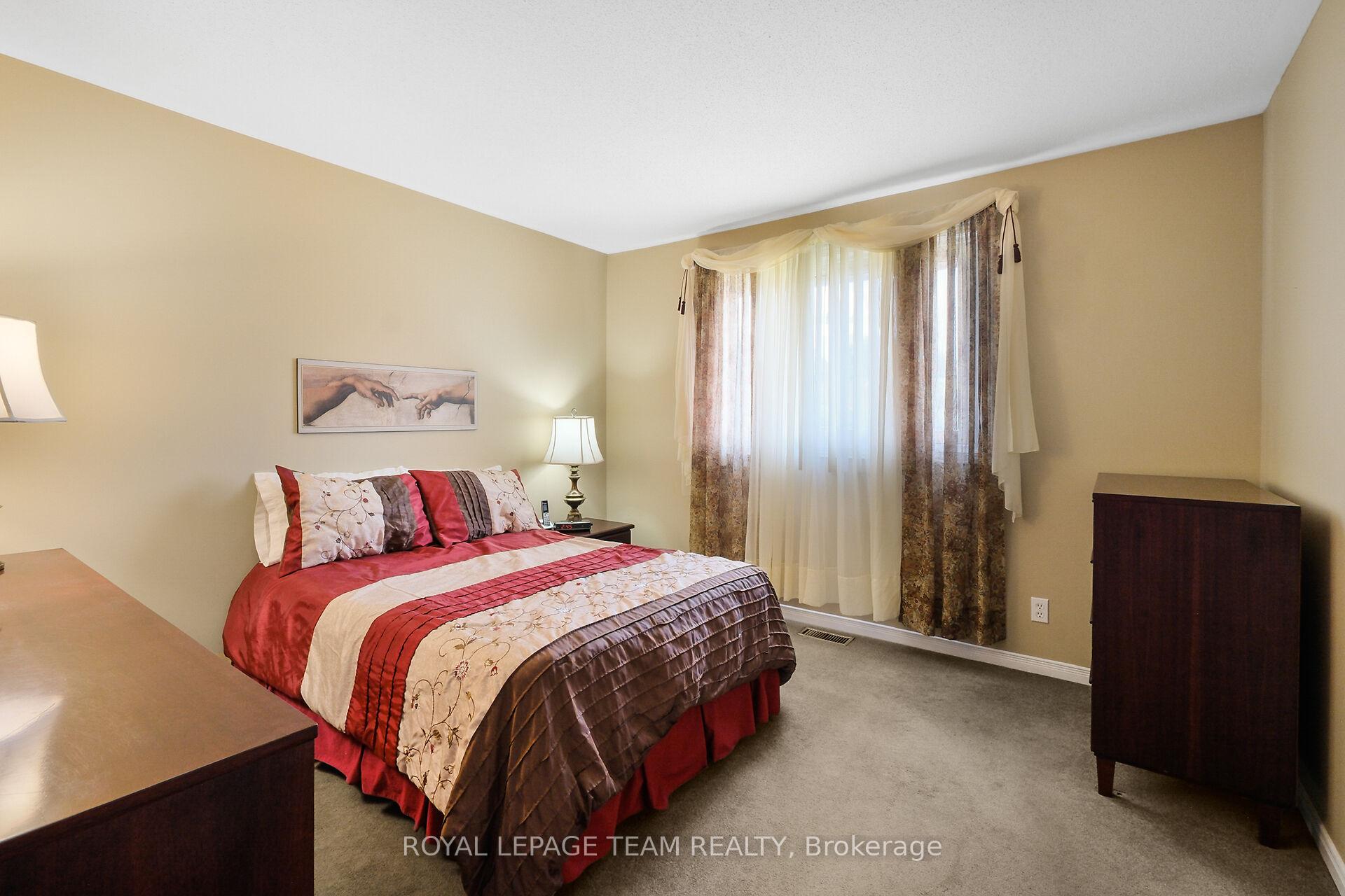 Photo 13 of 41 Viewmount Drive, Ottawa, Meadowlands/Crestview — HOMEH