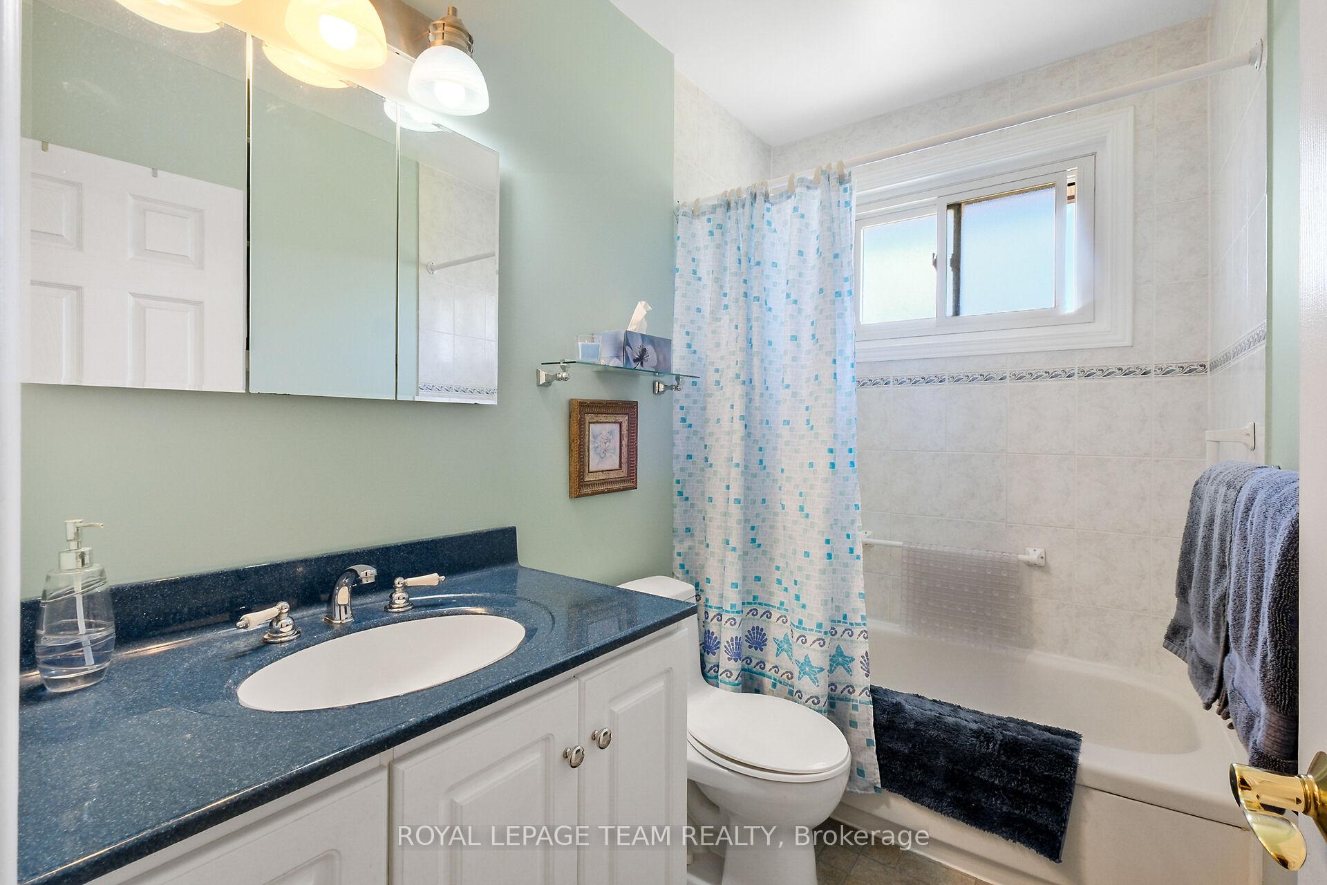 Photo 21 of 41 Viewmount Drive, Ottawa, Meadowlands/Crestview — HOMEH