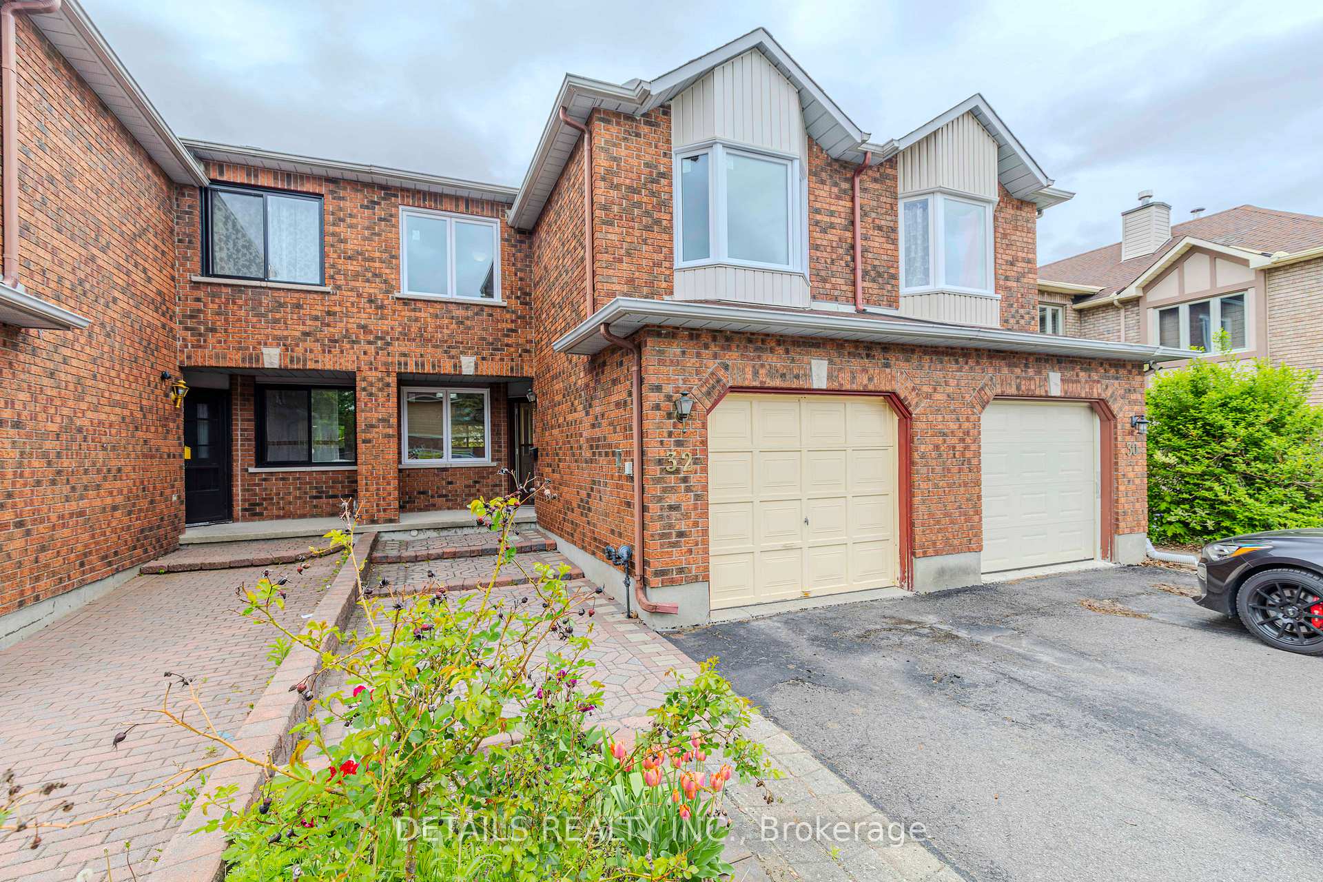 Front of 32 Winnegreen Court W
