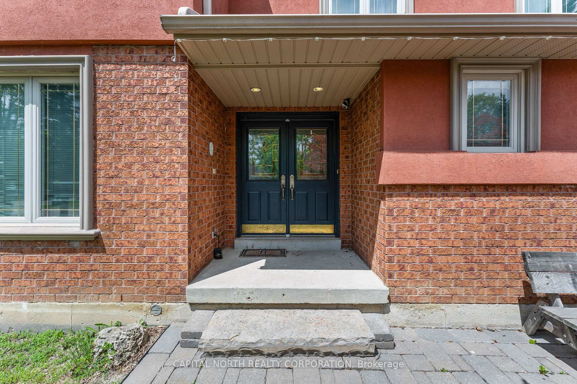 Photo 3 of 40 Humber Valley Crescent, King, King City — HOMEH