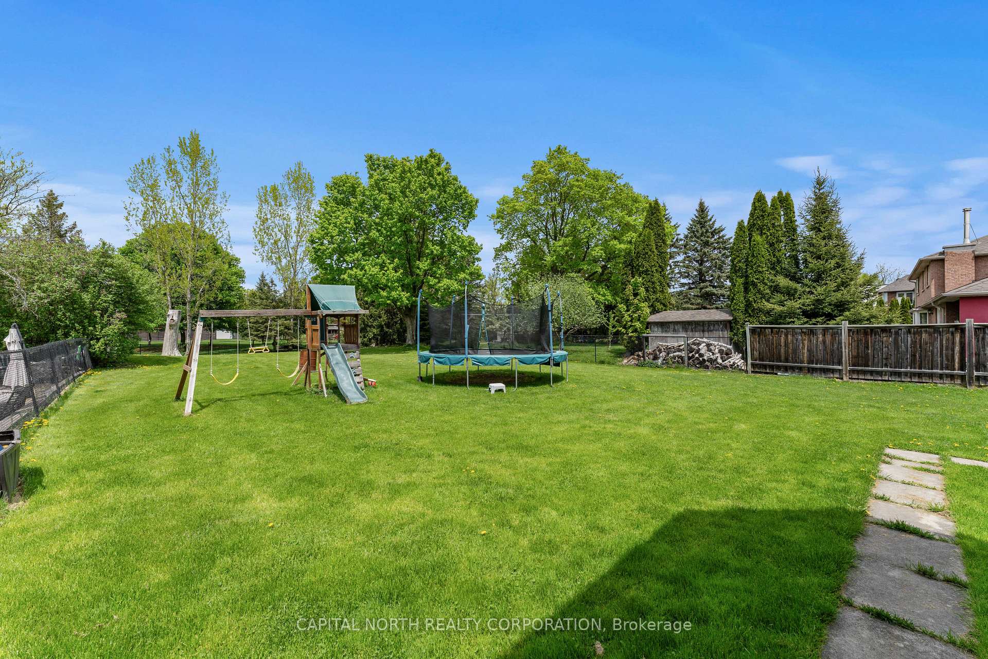 Photo 32 of 40 Humber Valley Crescent, King, King City — HOMEH
