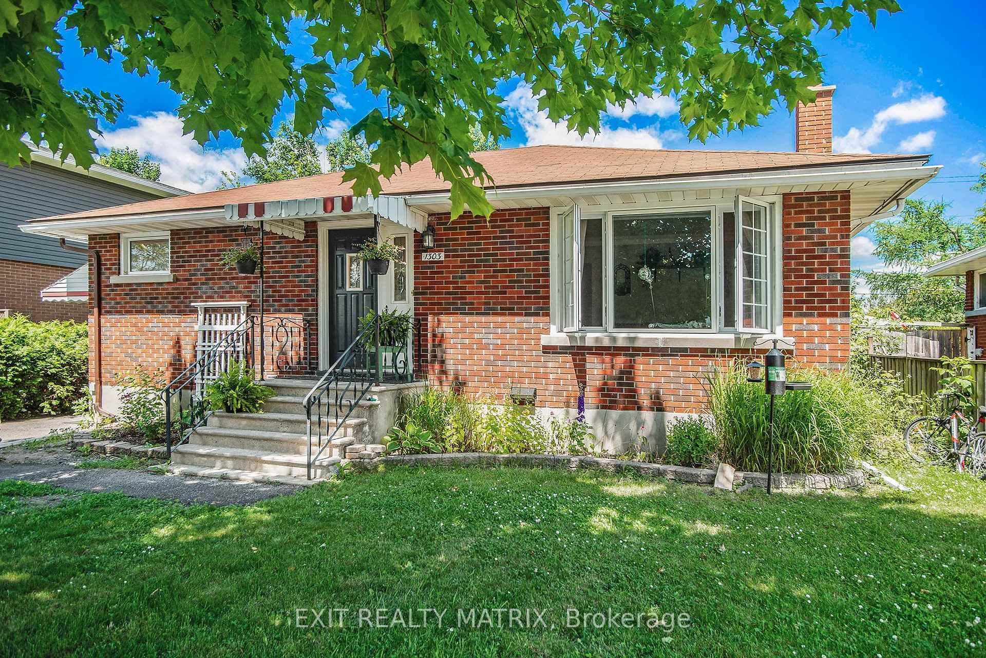 Photo 2 of 1303 Vancouver Avenue, Ottawa, Ellwood — HOMEH