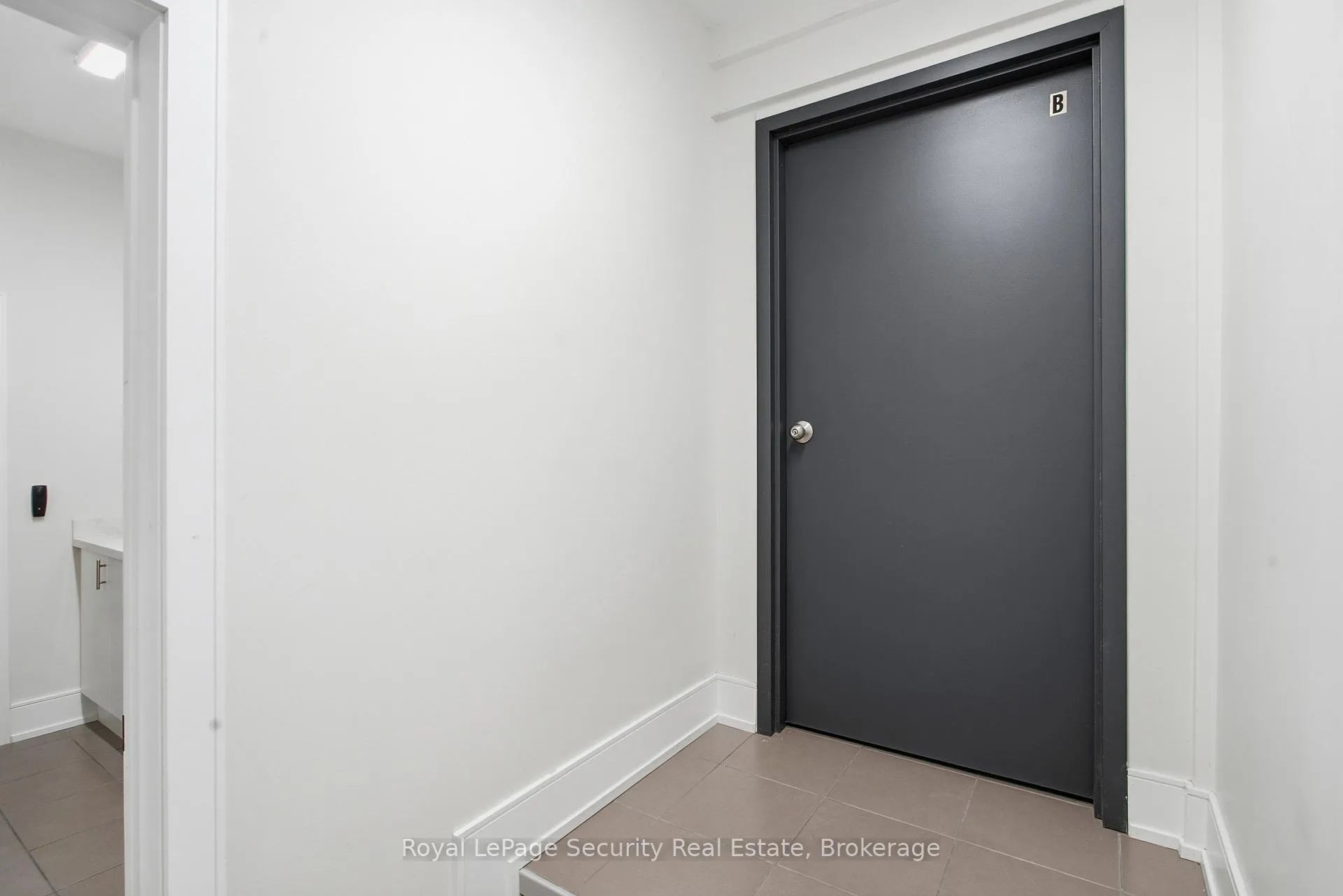 Photo 4 of Unit B, 185 Main Street, King, Schomberg — HOMEH