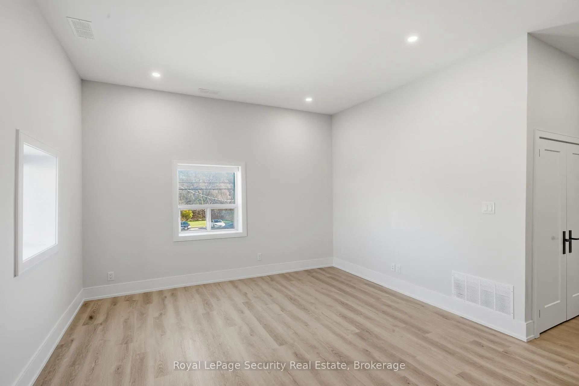 Photo 6 of Unit B, 185 Main Street, King, Schomberg — HOMEH