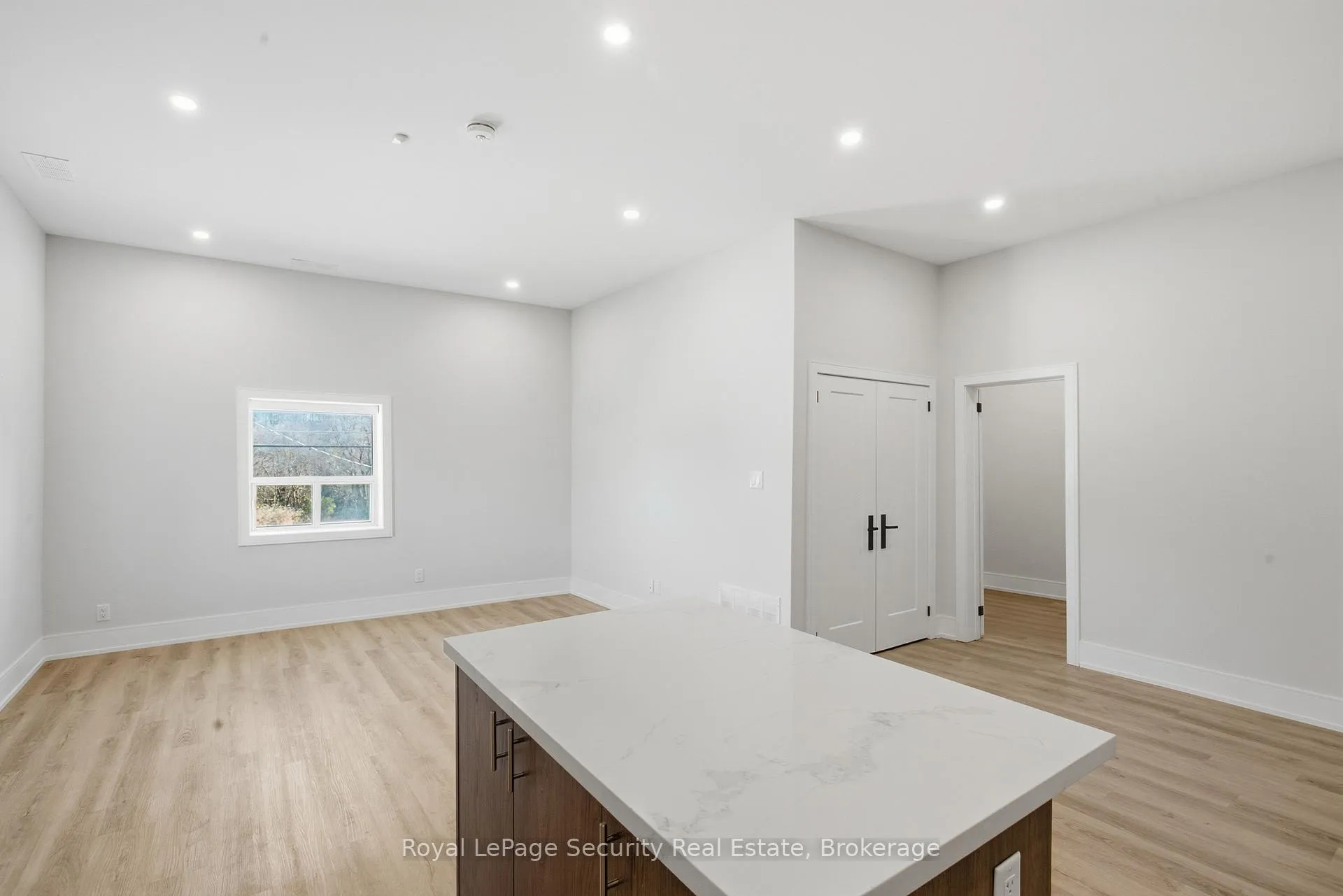 Photo 11 of Unit B, 185 Main Street, King, Schomberg — HOMEH