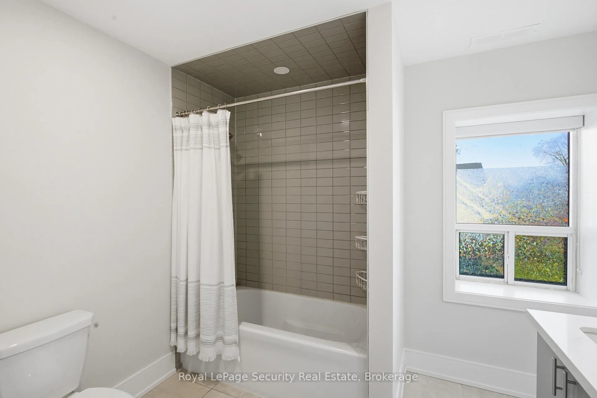 Photo 20 of Unit B, 185 Main Street, King, Schomberg — HOMEH