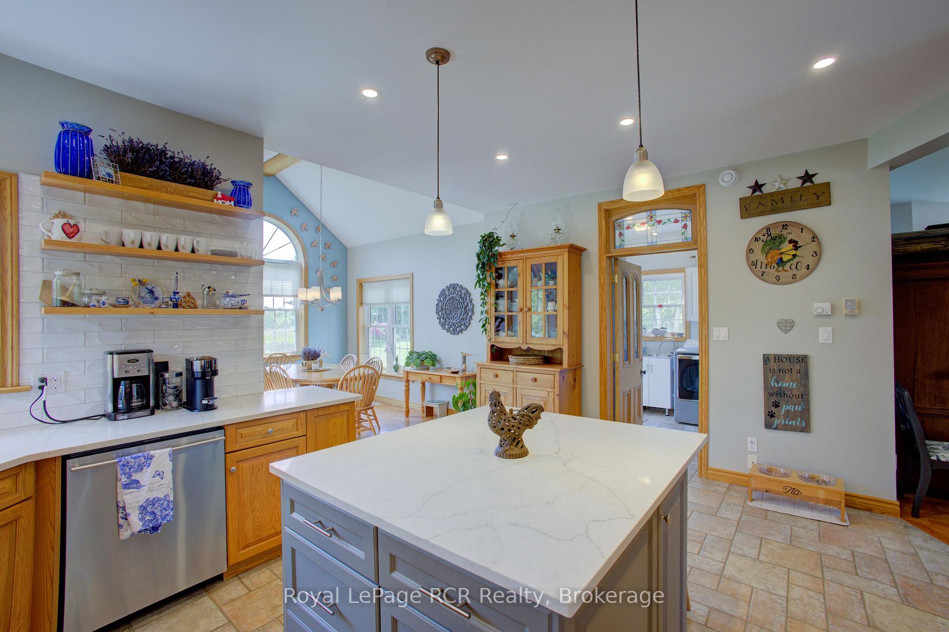 Photo 16 of 8022 Concession 16 Road, Mapleton, Rural Mapleton — HOMEH