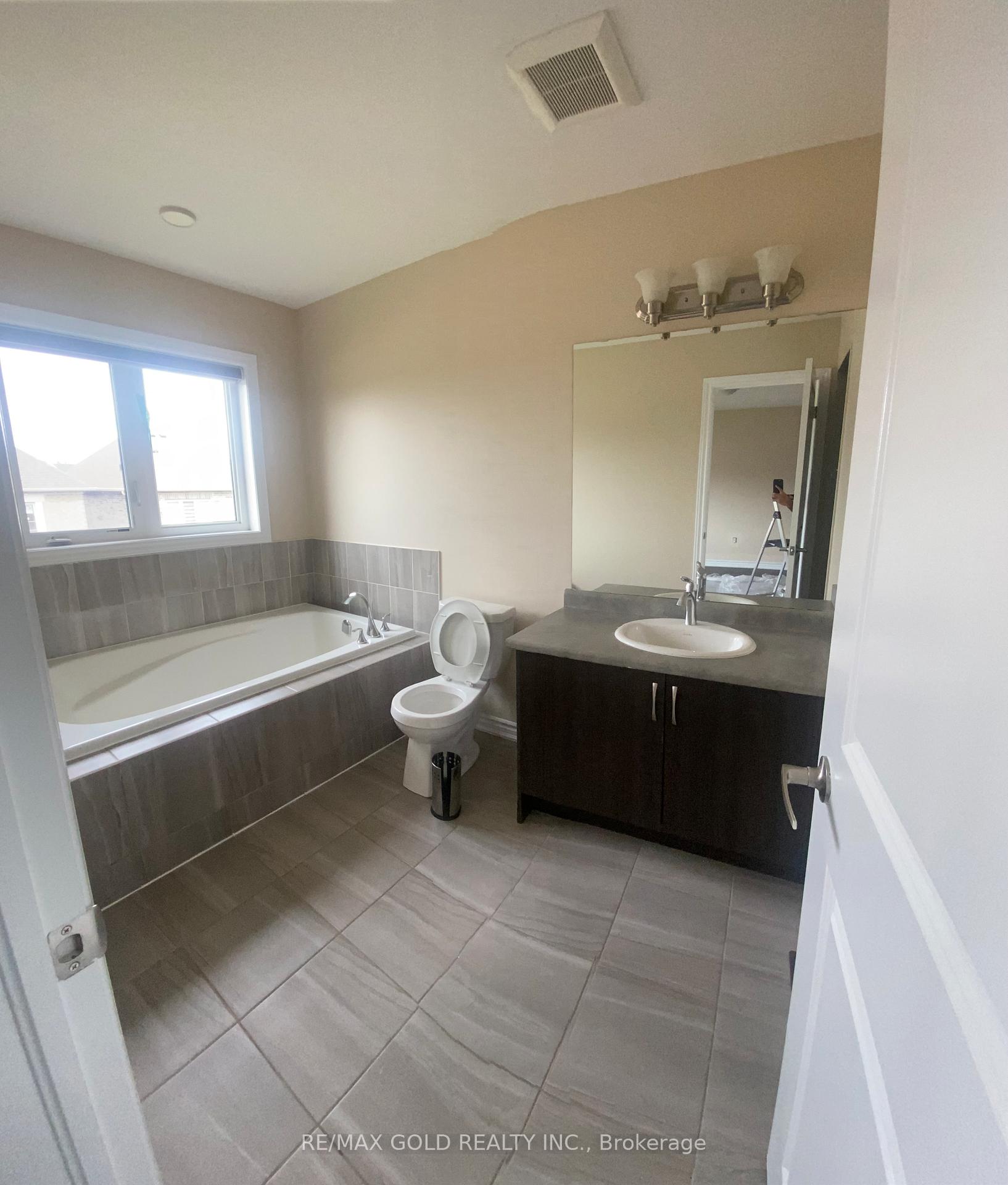 Photo 6 of 2242 Grainger Loop, Innisfil, Alcona — HOMEH