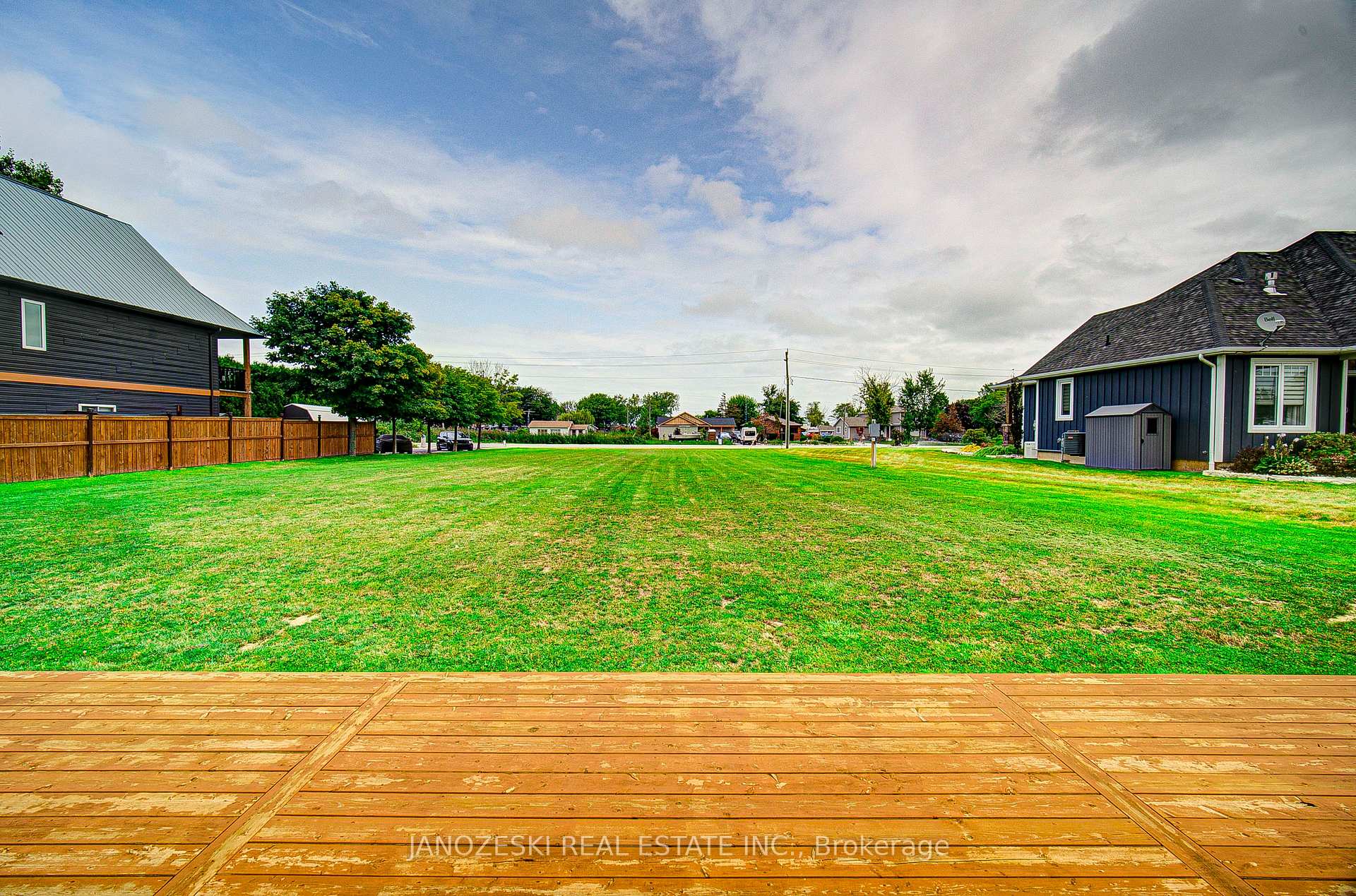Photo 13 of 19055 Lakeside Drive, Lakeshore — HOMEH