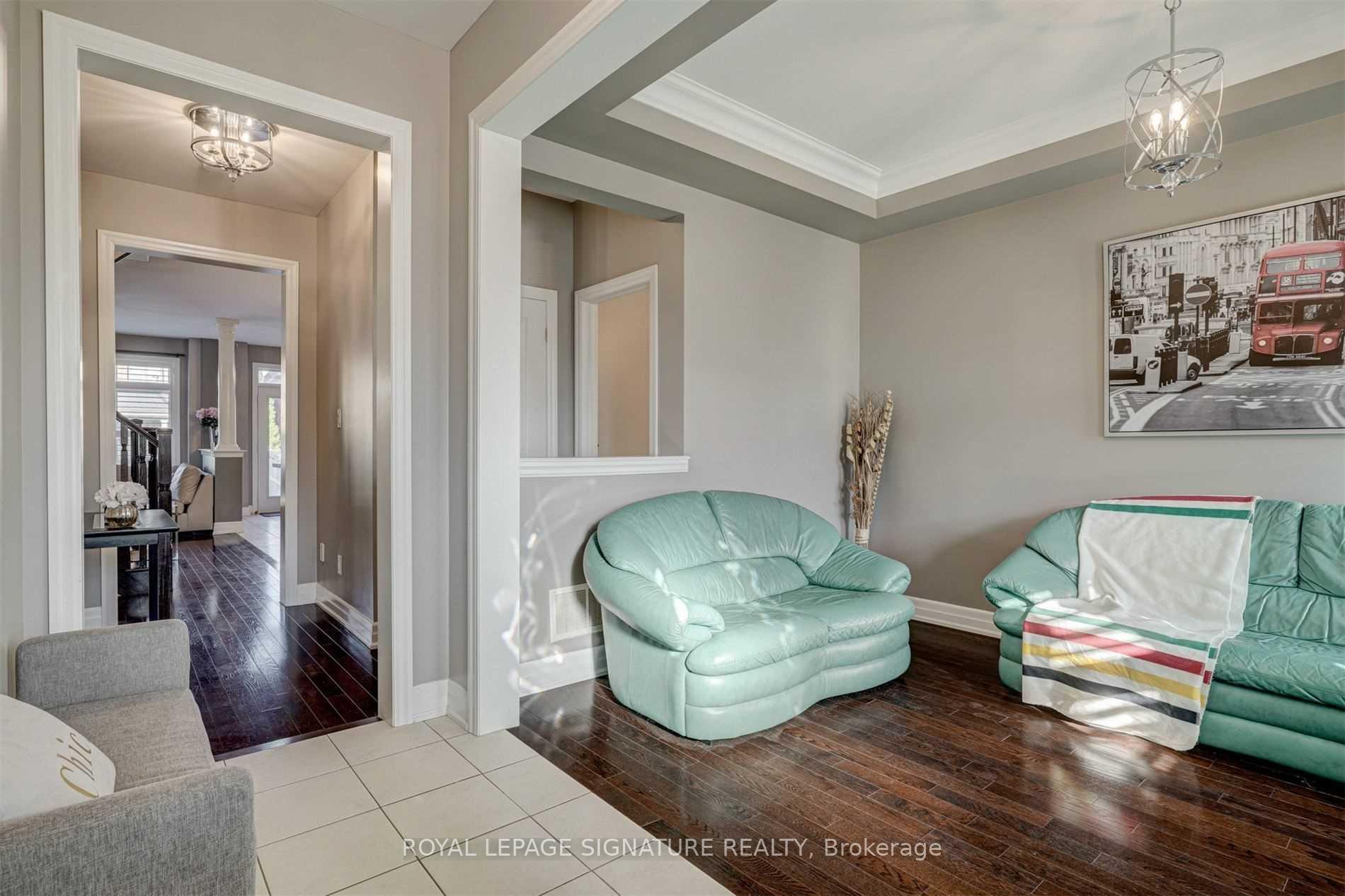 Photo 3 of 132 Alex Campbell Crescent, King, King City — HOMEH