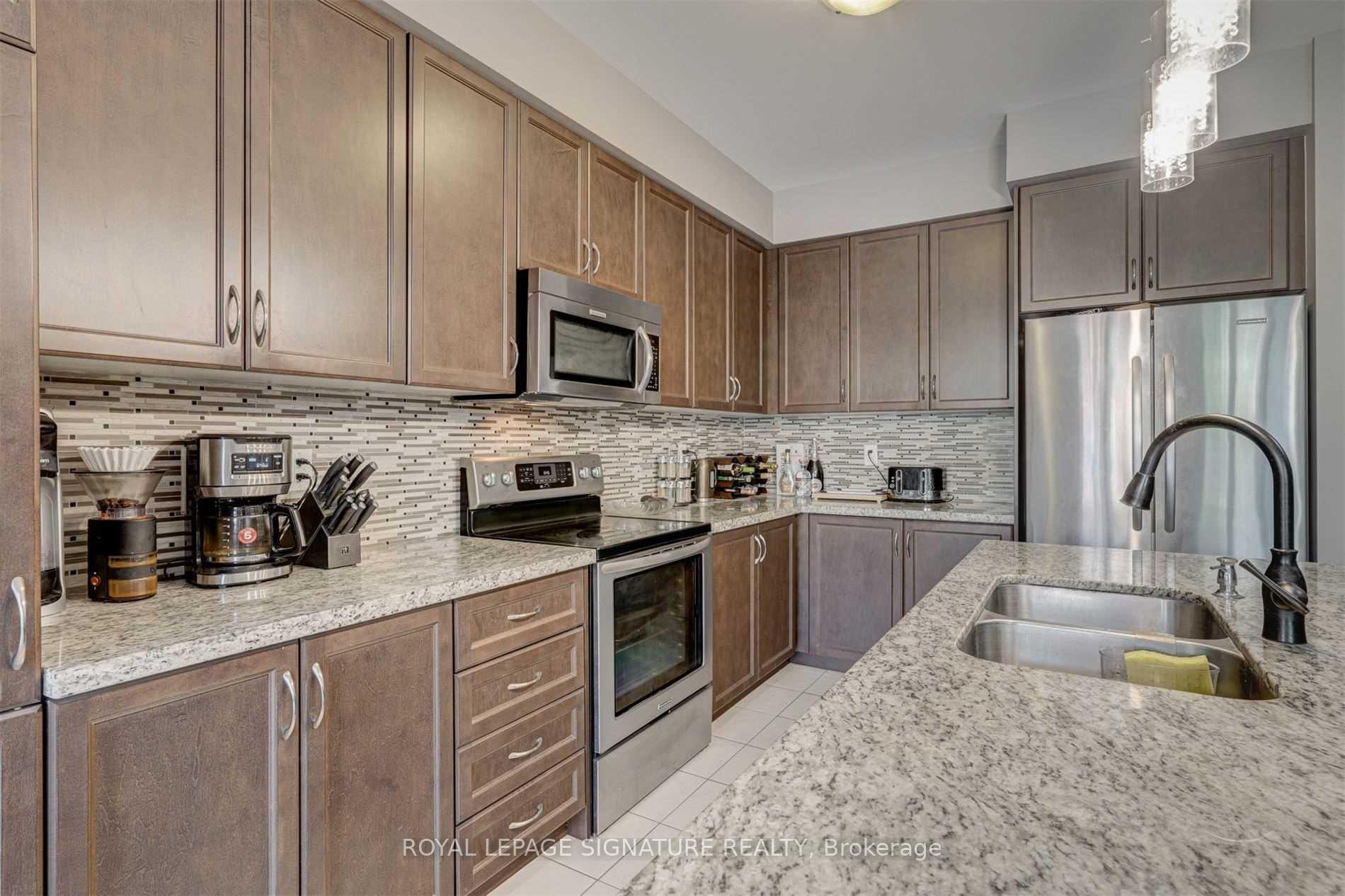 Photo 8 of 132 Alex Campbell Crescent, King, King City — HOMEH