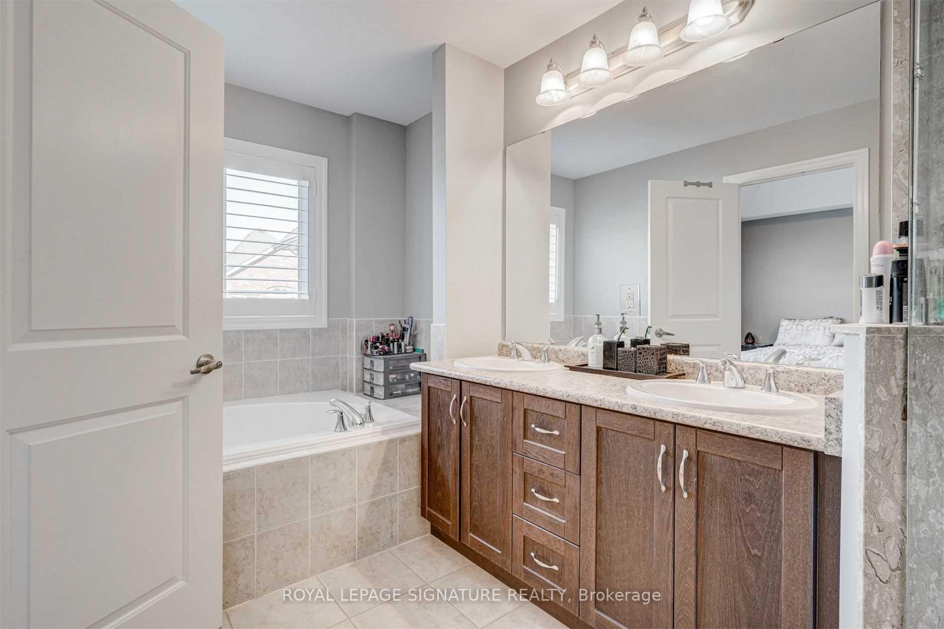 Photo 22 of 132 Alex Campbell Crescent, King, King City — HOMEH