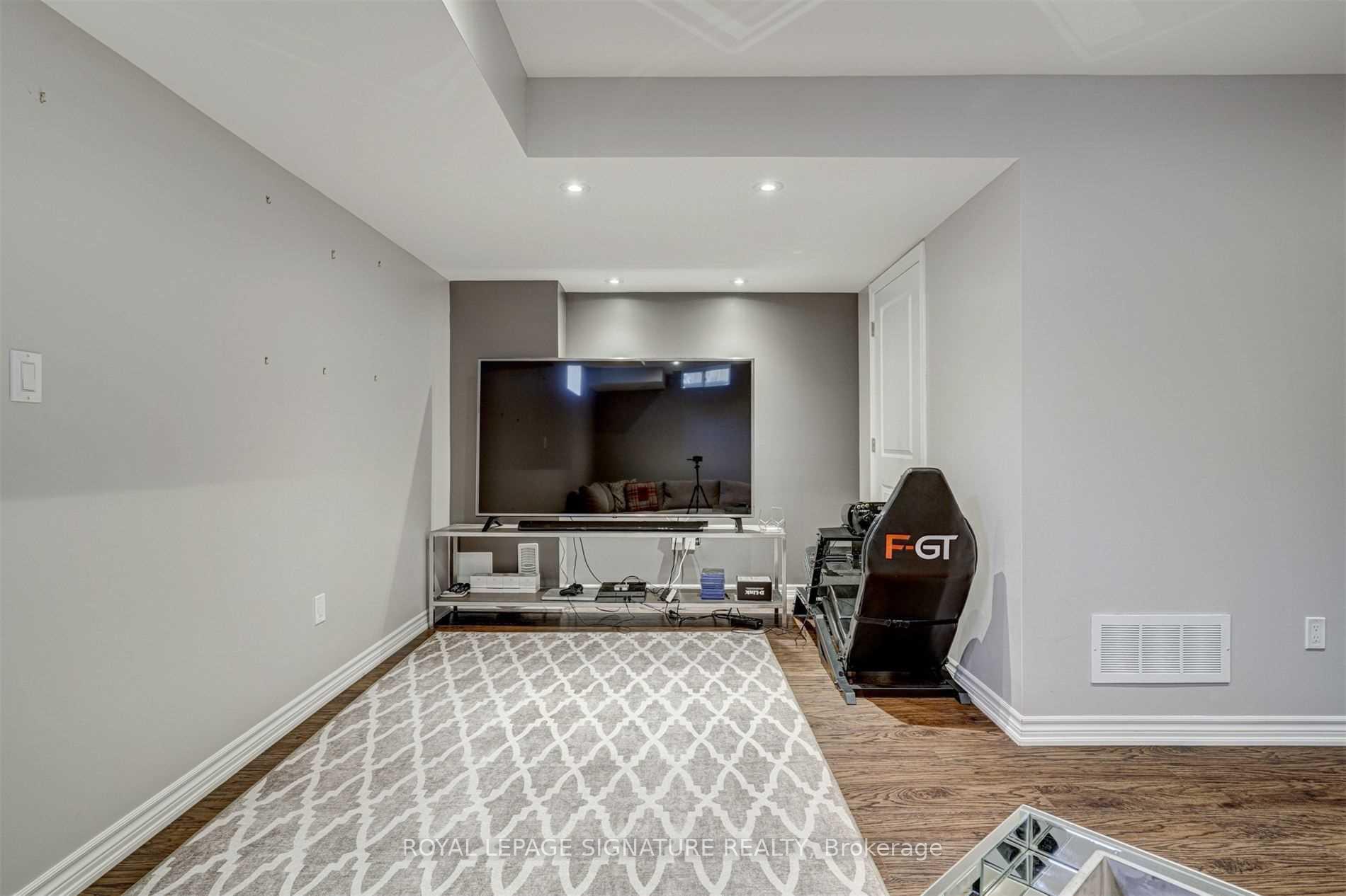 Photo 30 of 132 Alex Campbell Crescent, King, King City — HOMEH