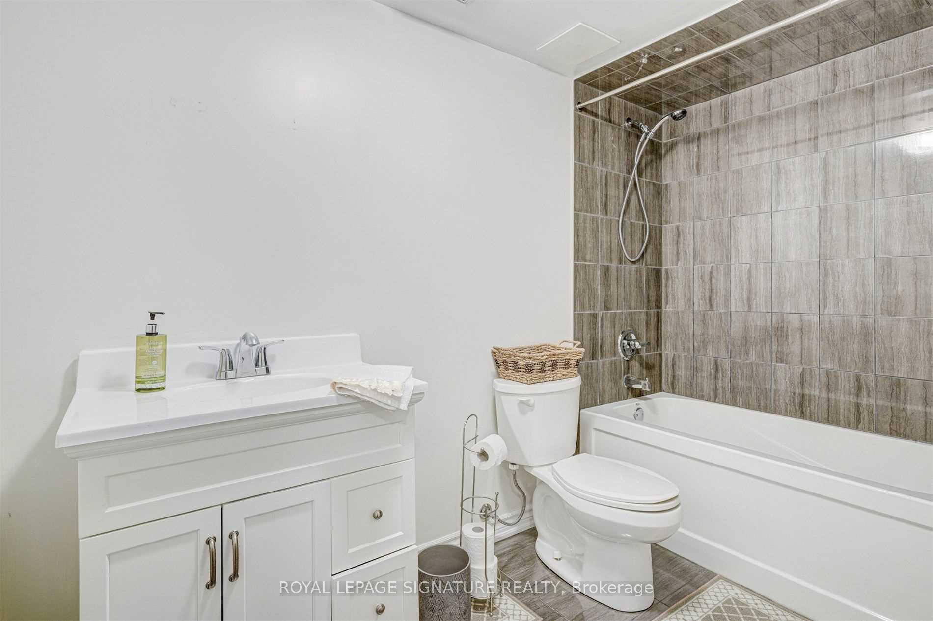 Photo 33 of 132 Alex Campbell Crescent, King, King City — HOMEH
