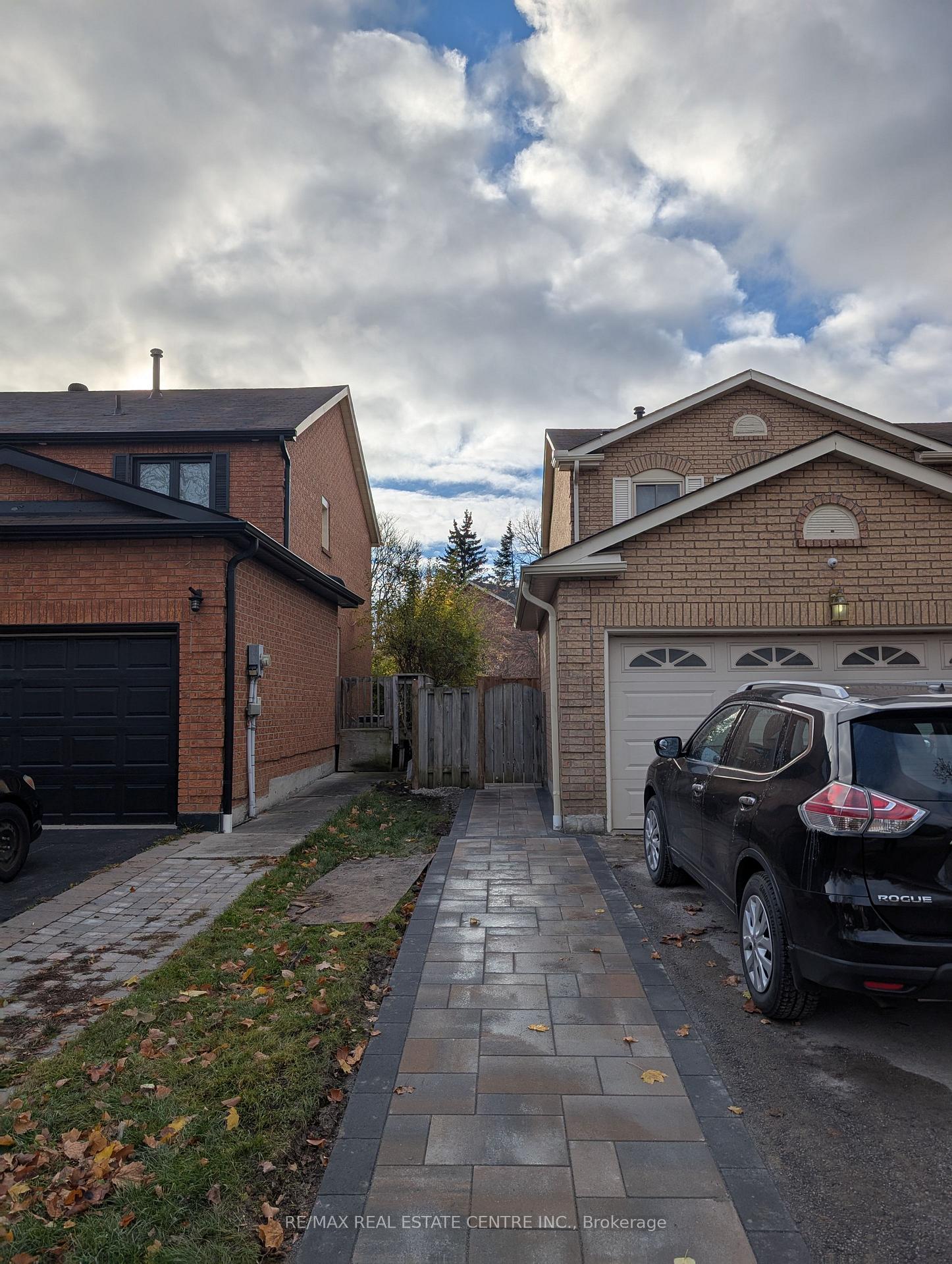 Photo 8 of 8 Maplewood Drive, Whitby, Blue Grass Meadows — HOMEH