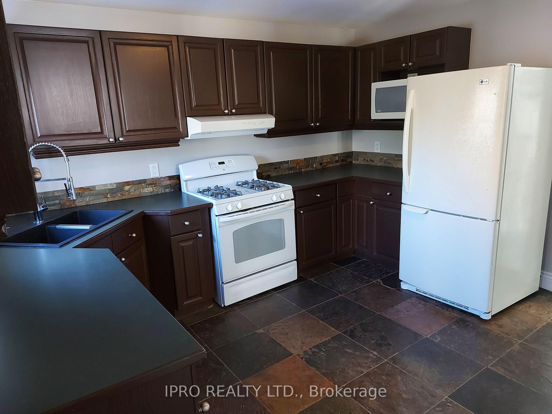 Photo 7 of Unit Main, 18 Whiting Avenue, Oshawa, Lakeview — HOMEH