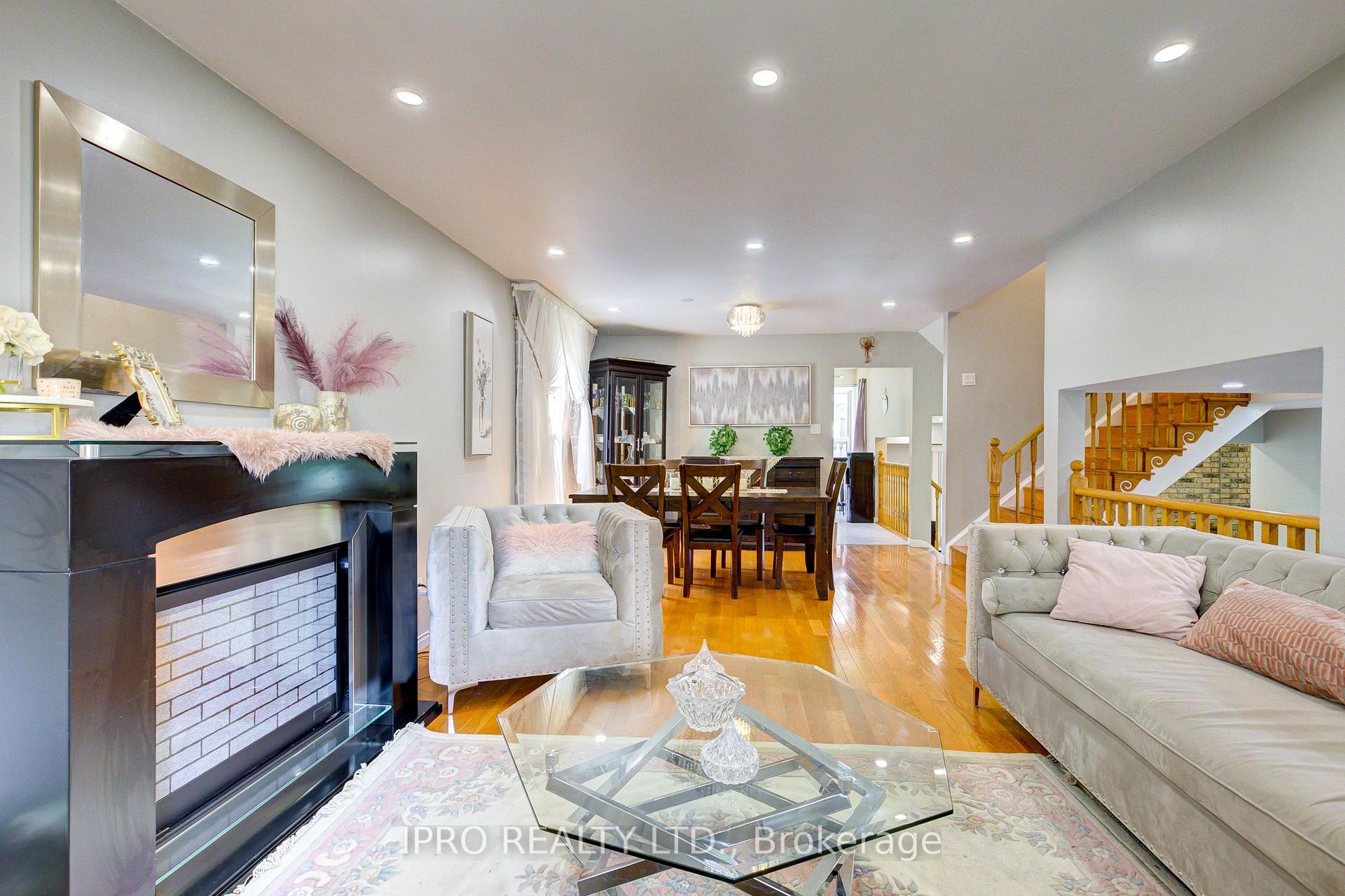 Photo 8 of 96 Deerwood Crescent, Kitchener — HOMEH