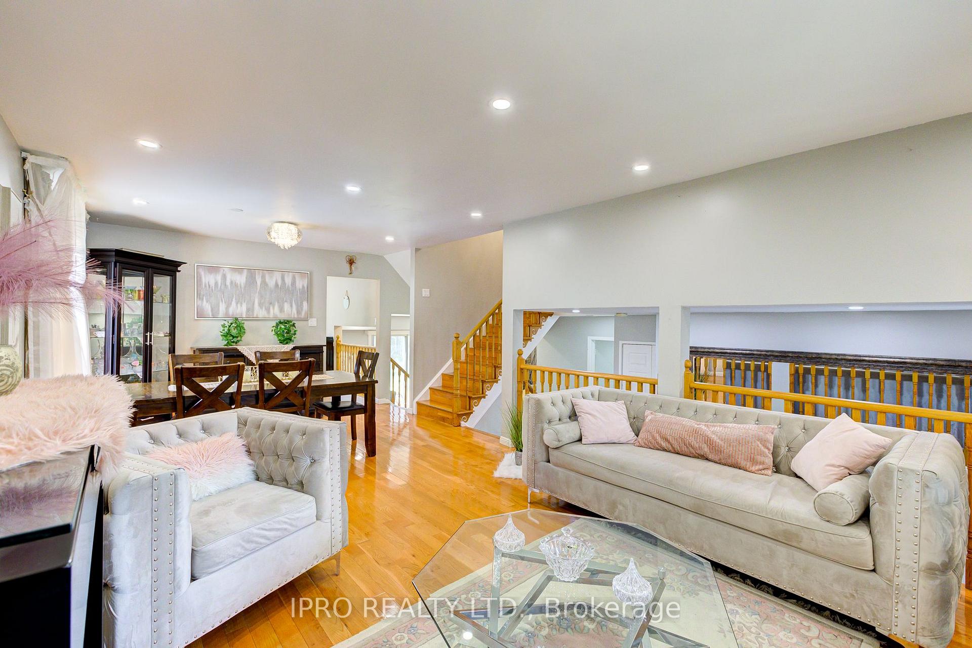 Photo 3 of 96 Deerwood Crescent, Kitchener — HOMEH
