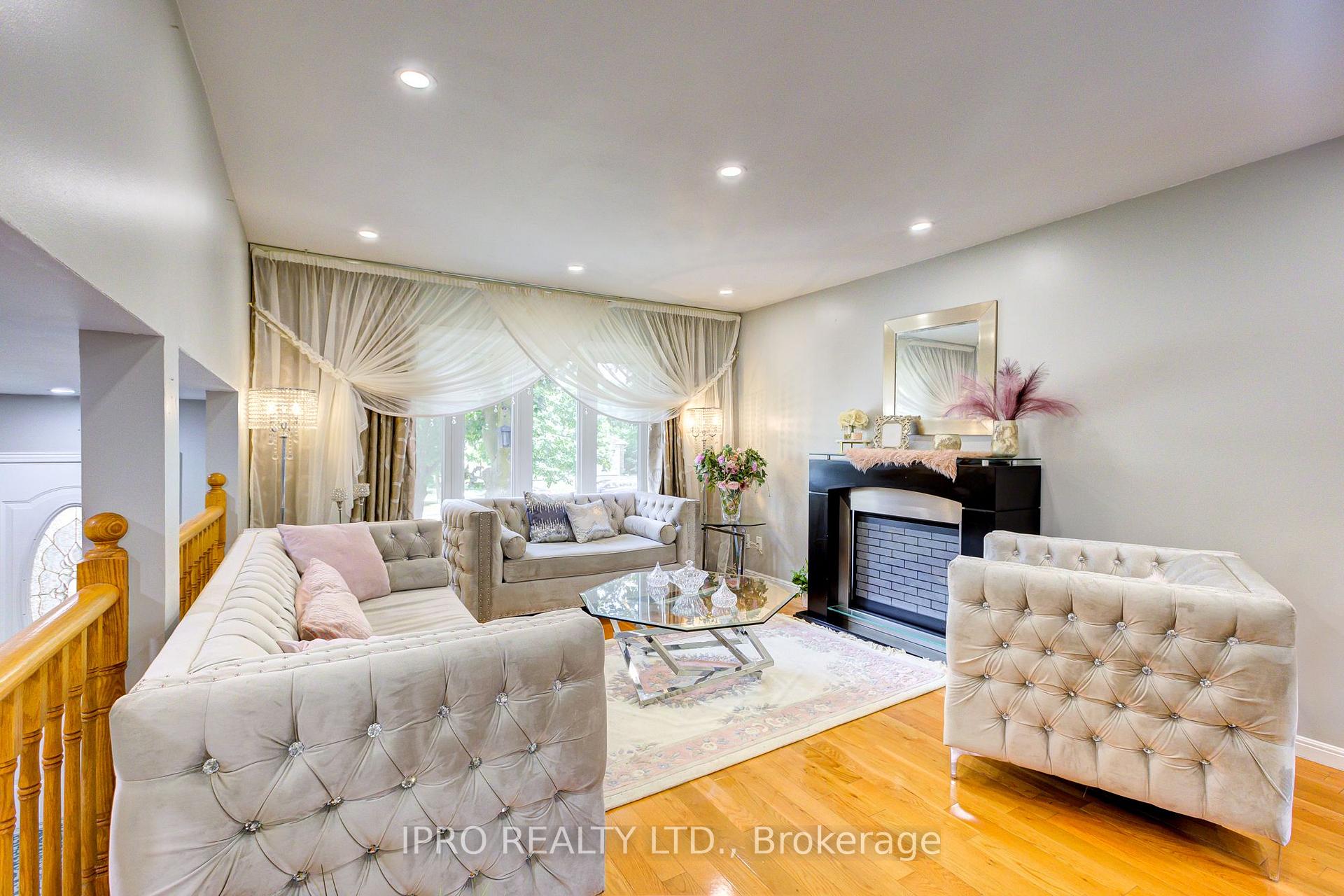 Photo 11 of 96 Deerwood Crescent, Kitchener — HOMEH