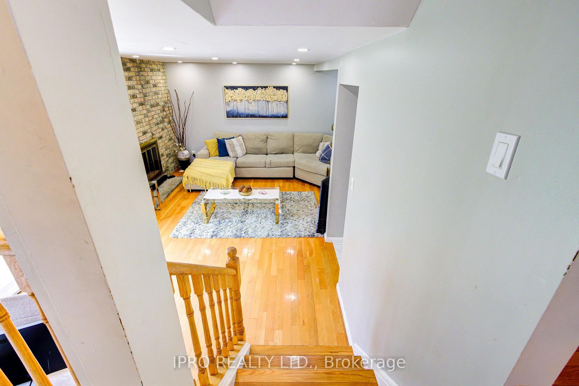 Photo 9 of 96 Deerwood Crescent, Kitchener — HOMEH