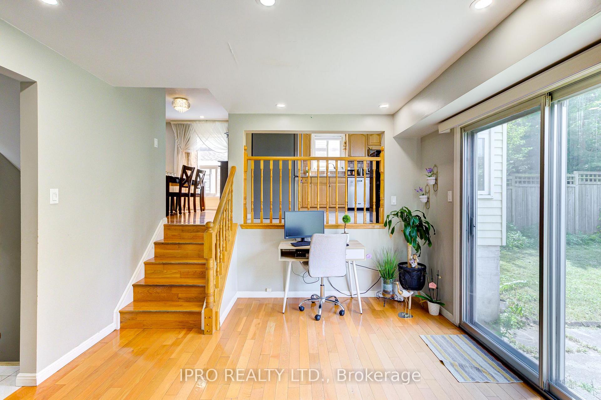 Photo 13 of 96 Deerwood Crescent, Kitchener — HOMEH