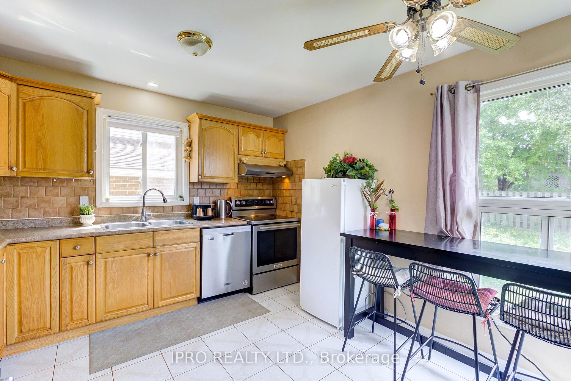 Photo 18 of 96 Deerwood Crescent, Kitchener — HOMEH