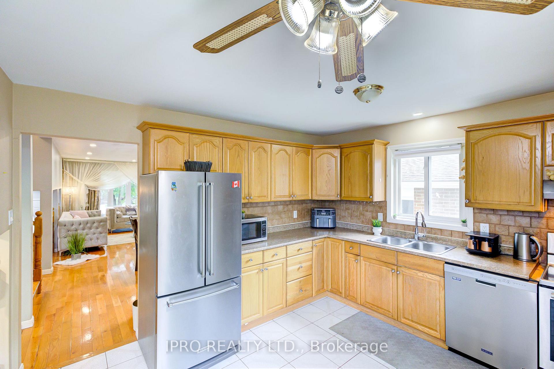 Photo 16 of 96 Deerwood Crescent, Kitchener — HOMEH
