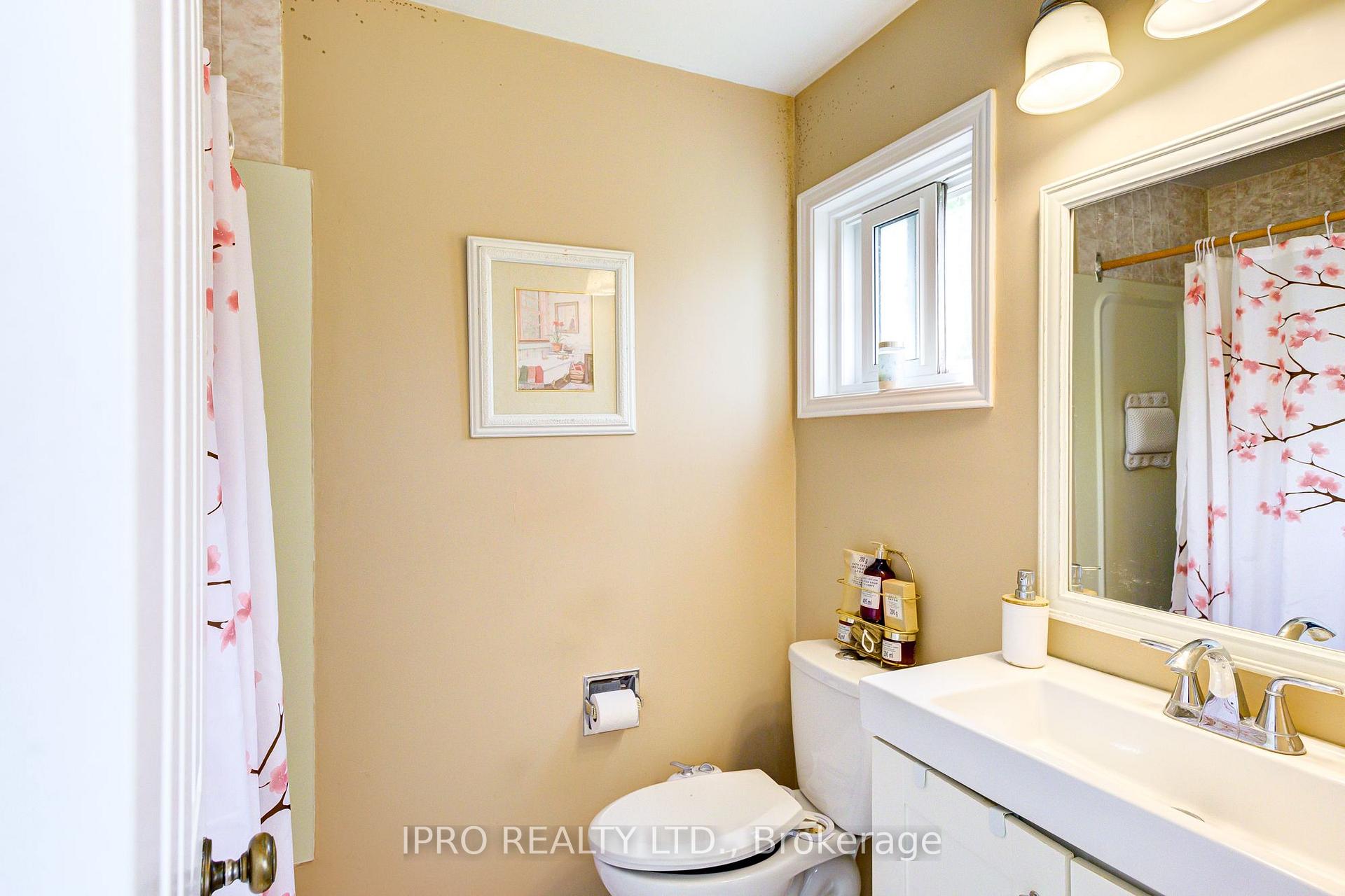 Photo 23 of 96 Deerwood Crescent, Kitchener — HOMEH