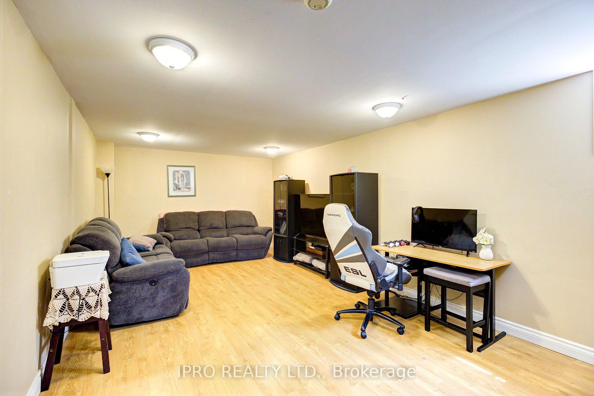 Photo 32 of 96 Deerwood Crescent, Kitchener — HOMEH