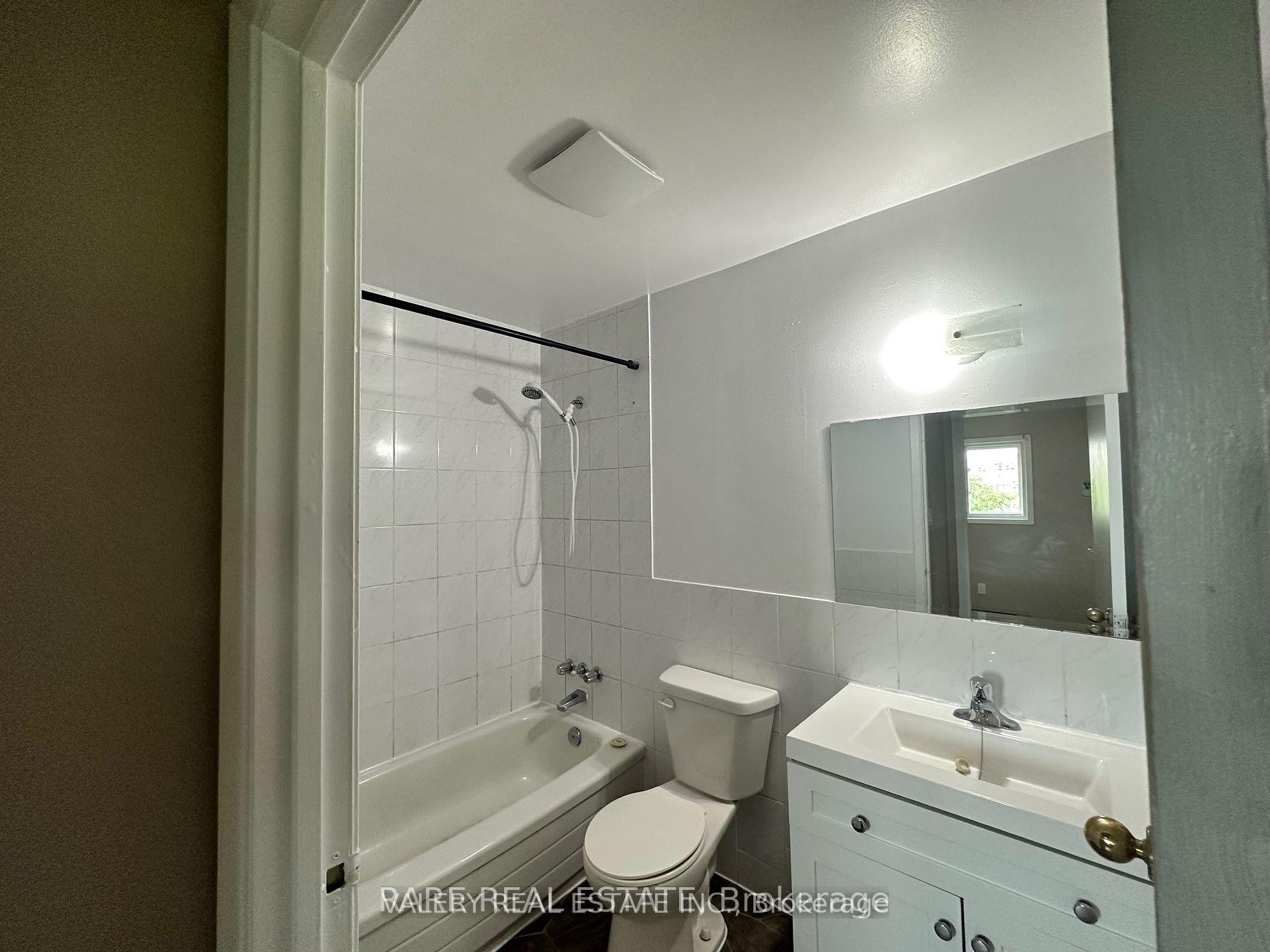 Photo 4 of Unit 8, 17 Lowndes Avenue, Georgina, Keswick South — HOMEH