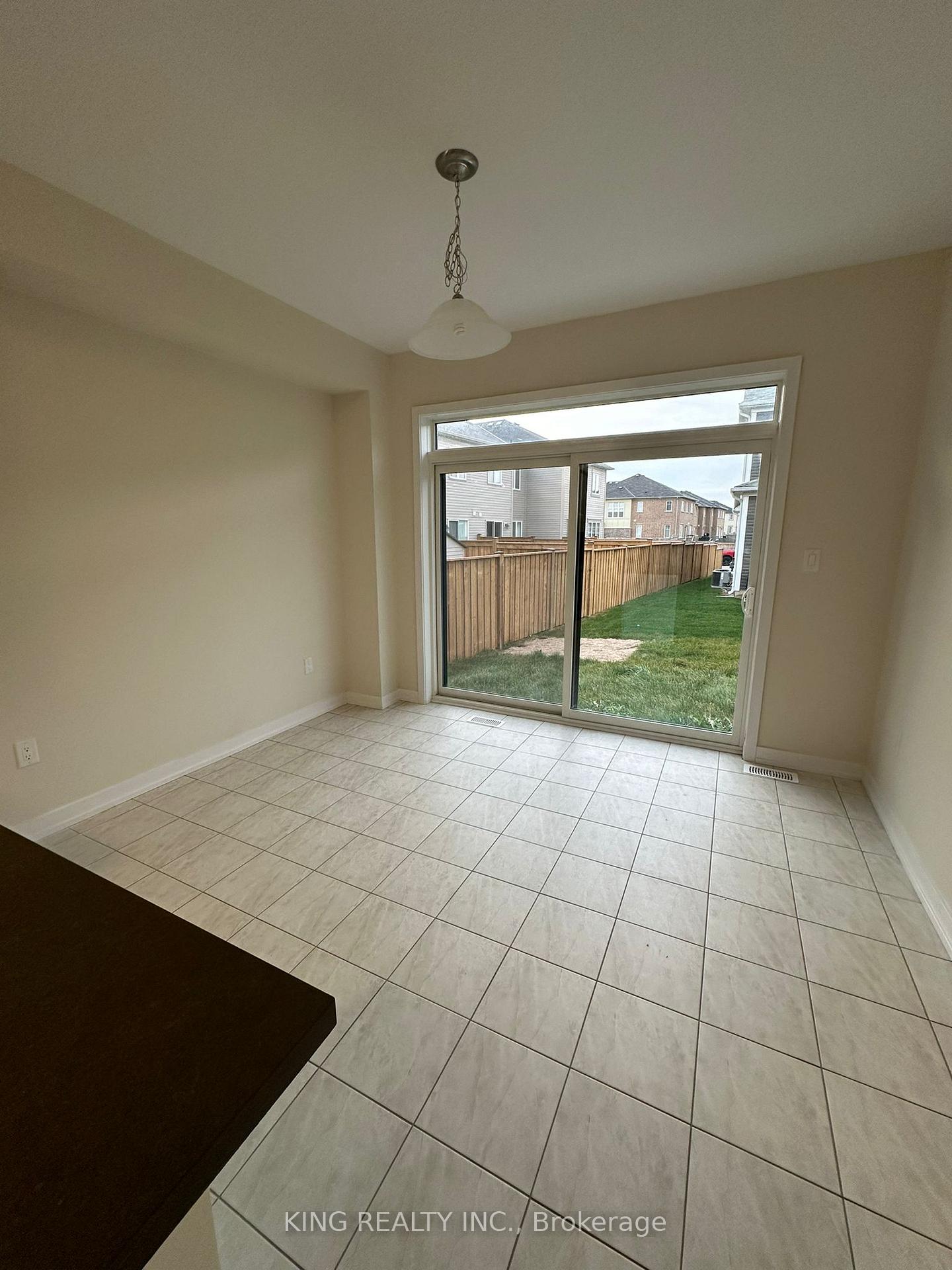 Photo 6 of 200 Whithorn Crescent, Haldimand — HOMEH