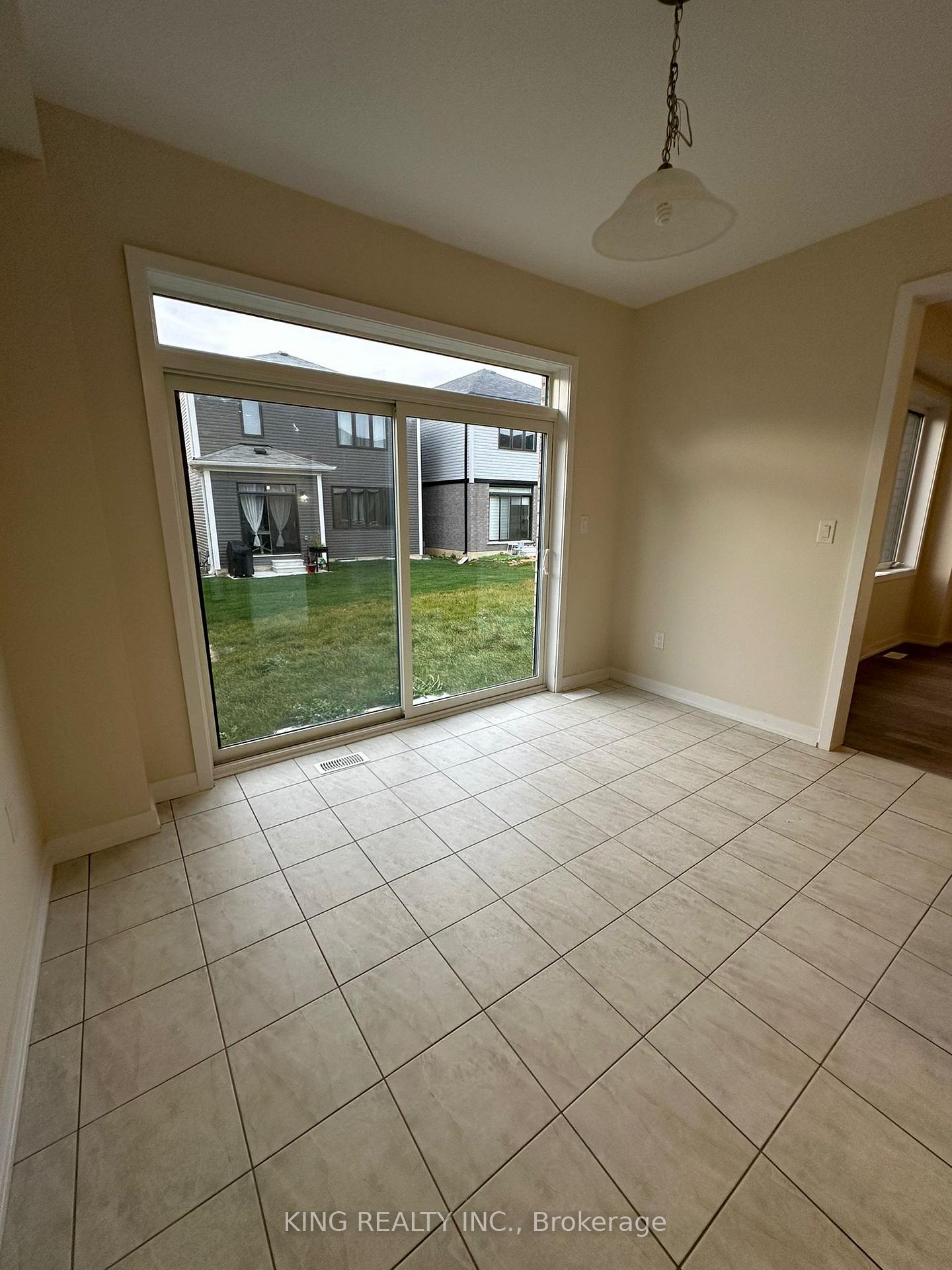 Photo 5 of 200 Whithorn Crescent, Haldimand — HOMEH