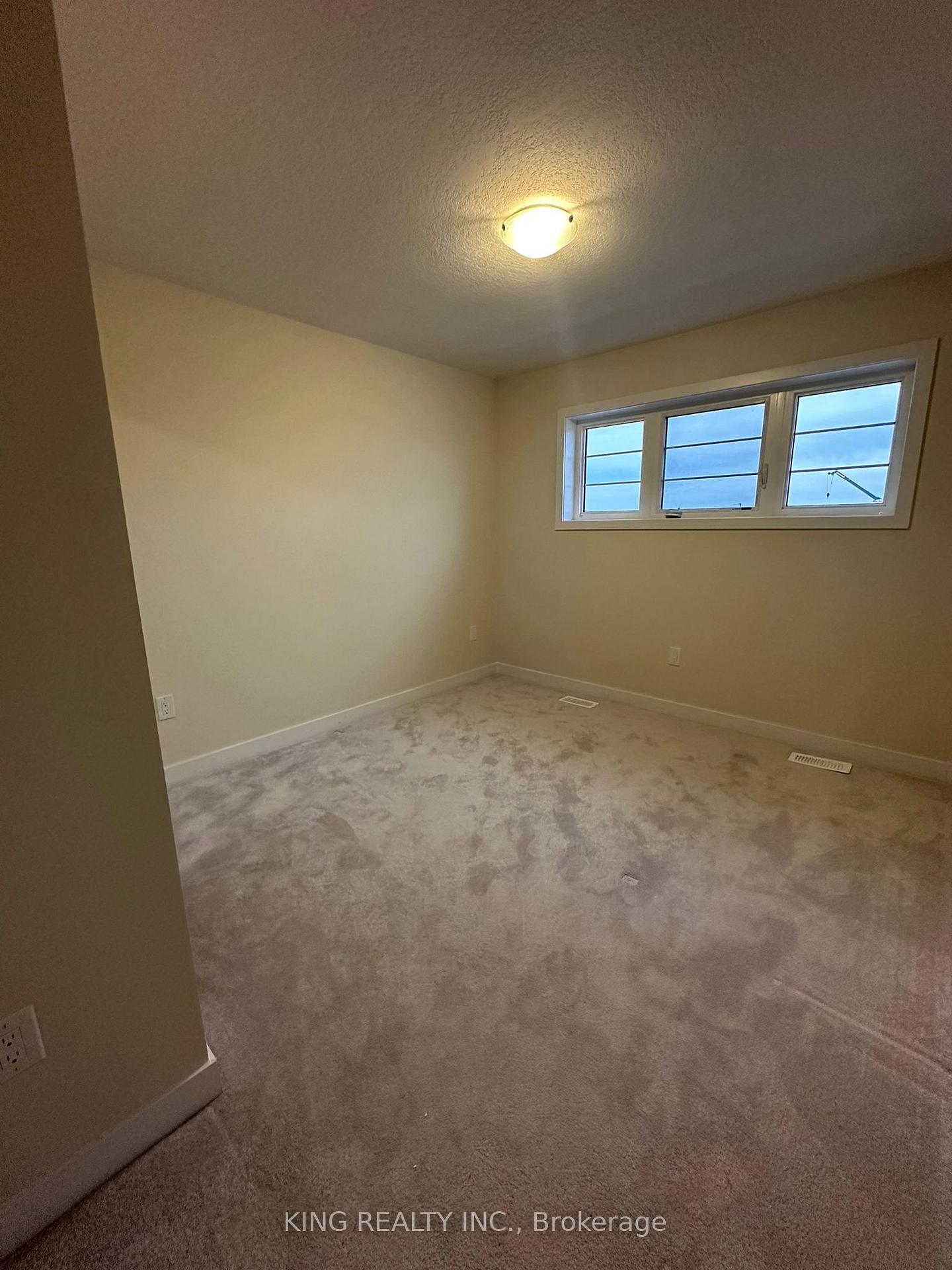 Photo 15 of 200 Whithorn Crescent, Haldimand — HOMEH