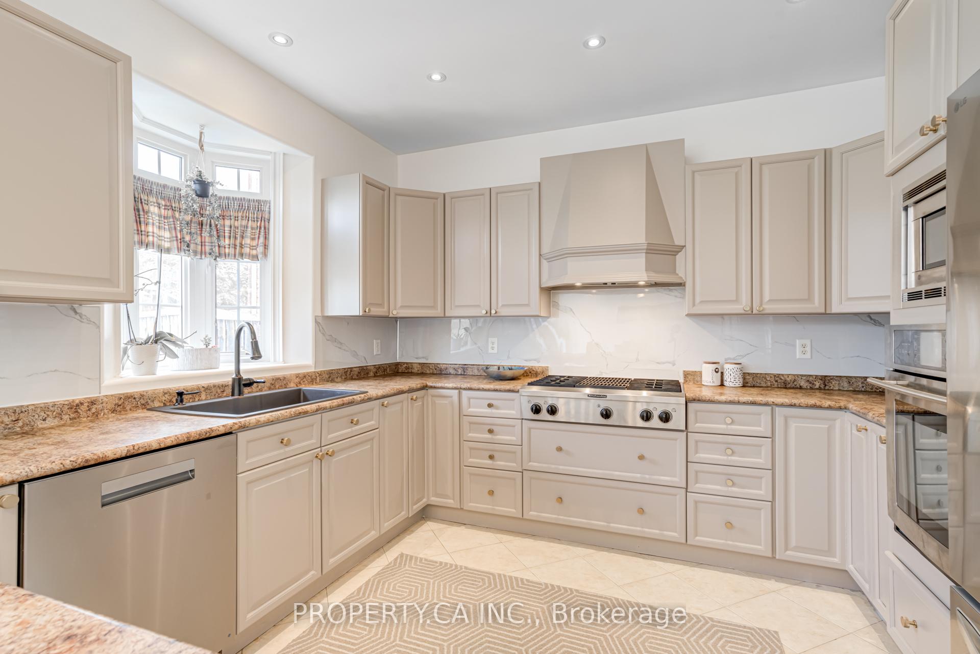 Photo 13 of 3 Stuart Avenue, Barrie, Innis-Shore — HOMEH