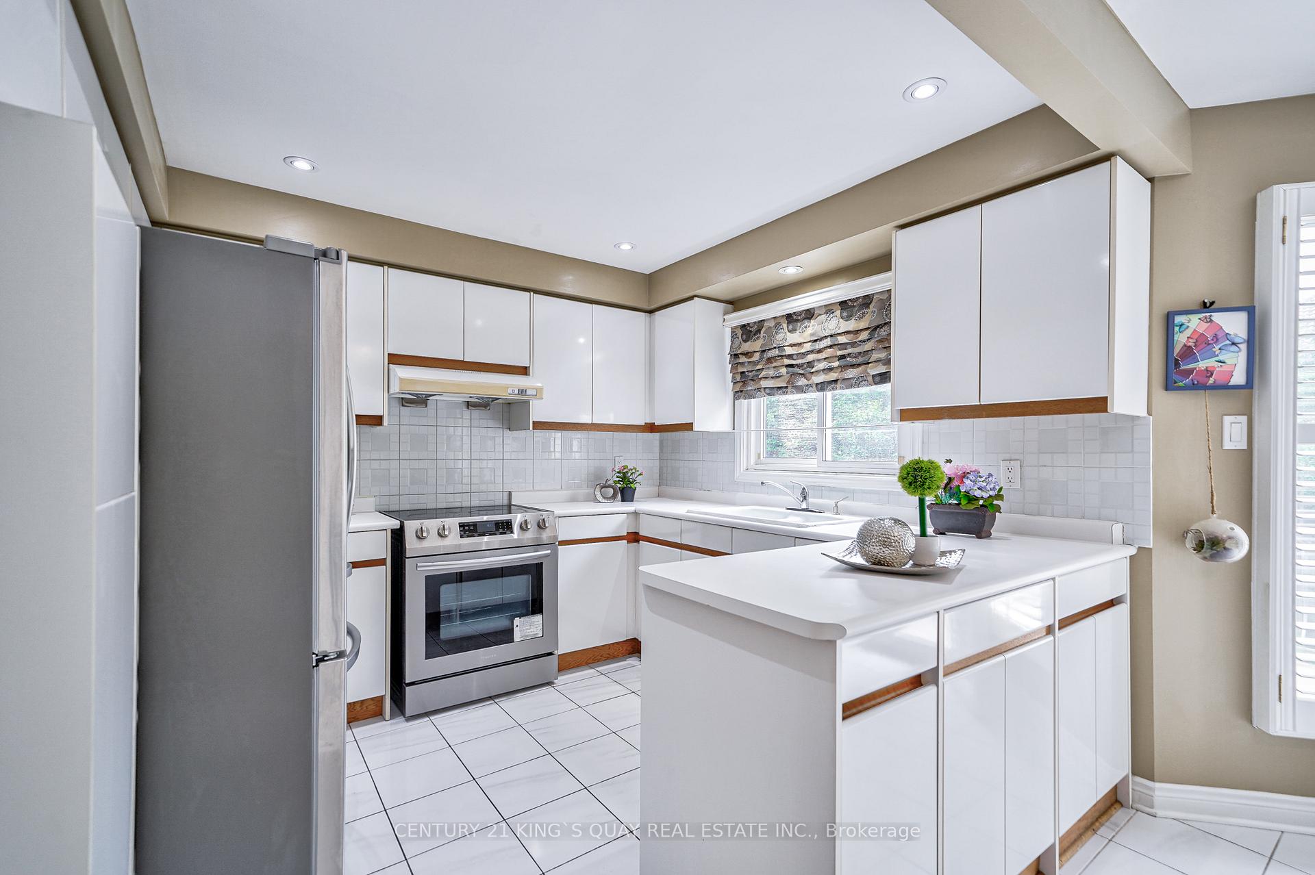 Photo 6 of 345 Manhattan Drive, Markham, Markville — HOMEH