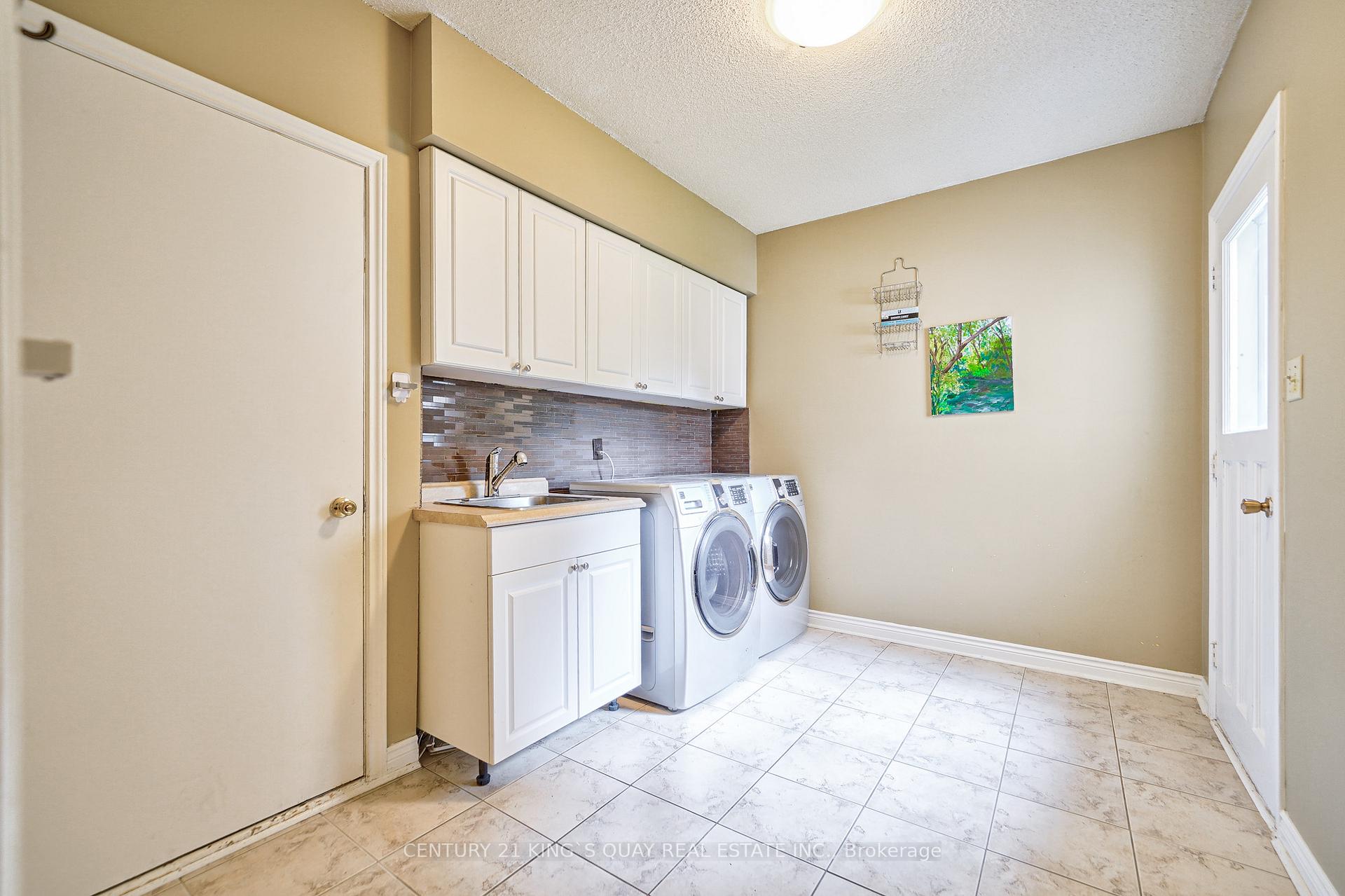 Photo 8 of 345 Manhattan Drive, Markham, Markville — HOMEH