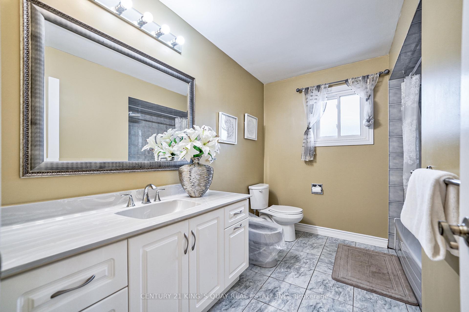 Photo 10 of 345 Manhattan Drive, Markham, Markville — HOMEH