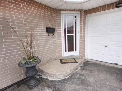Photo 2 of 18 Oakridge Drive, Scarborough, Cliffcrest — HOMEH