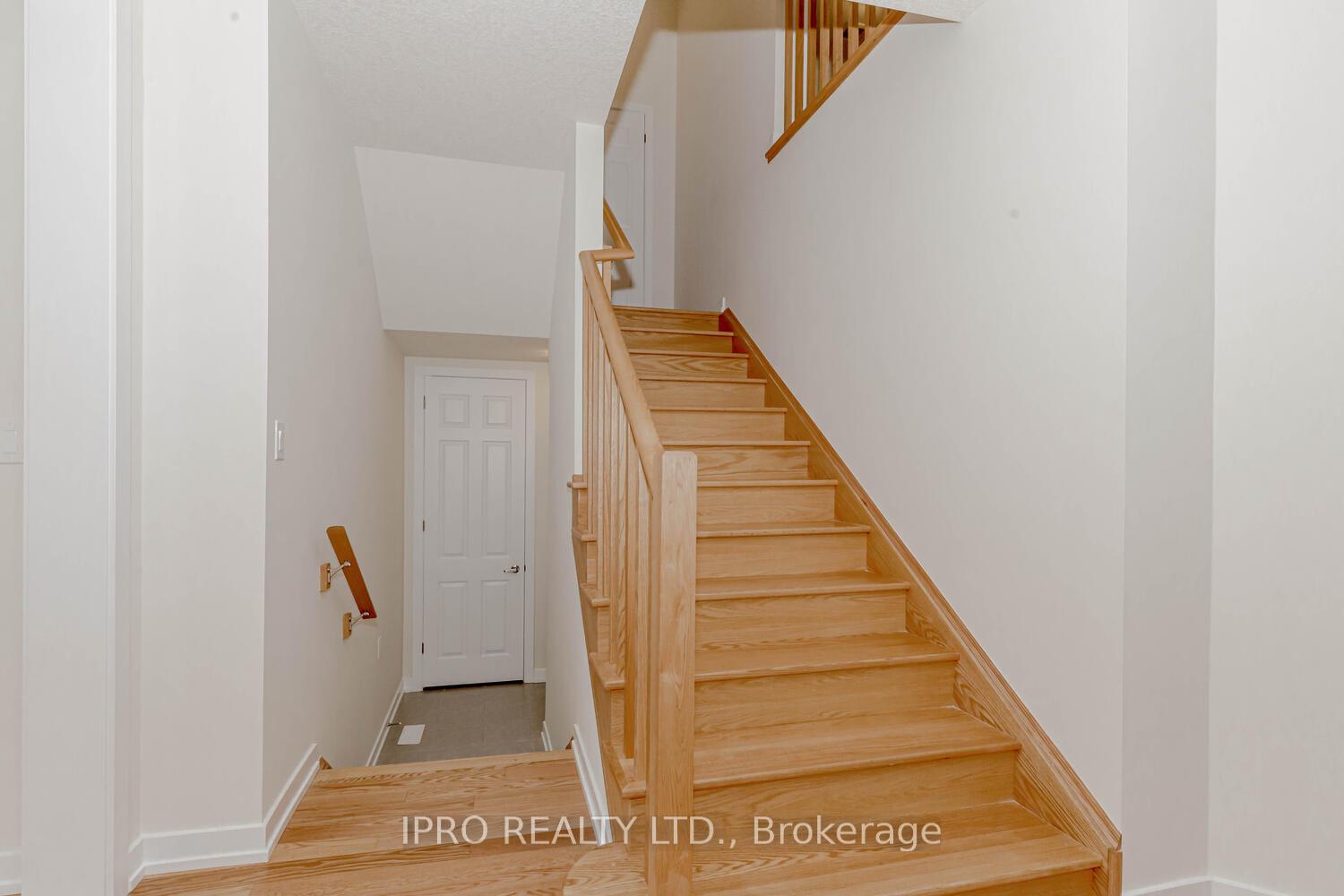 Photo 8 of 23 Wintergreen Crescent, Haldimand — HOMEH