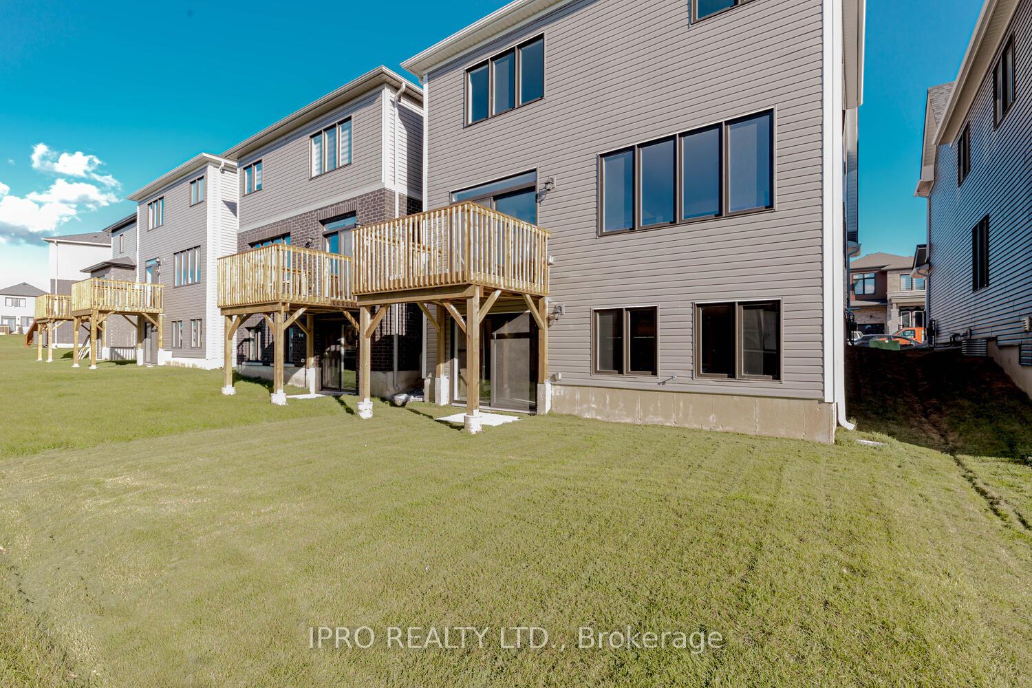 Photo 20 of 23 Wintergreen Crescent, Haldimand — HOMEH