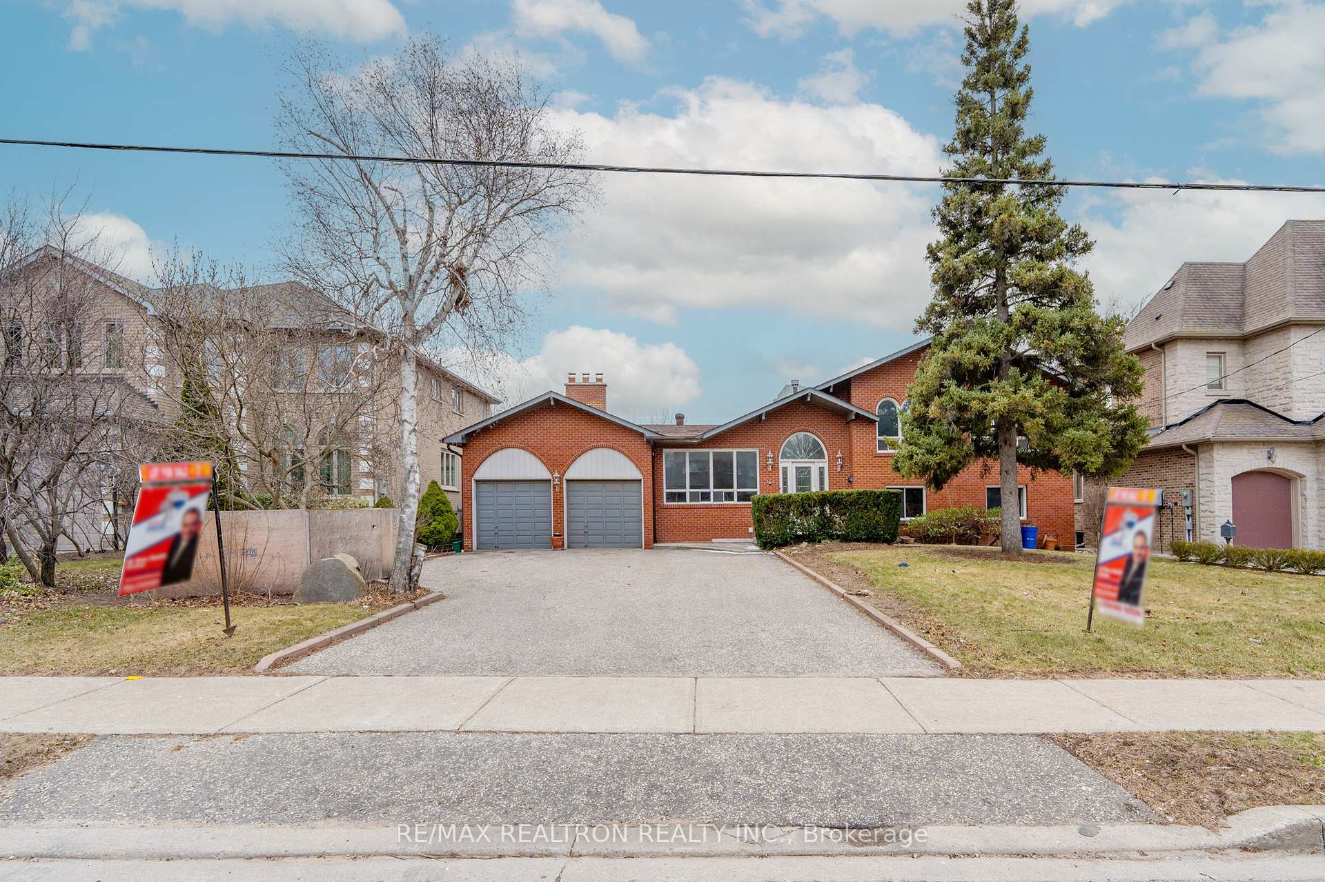 Photo 4 of 209 Crestwood Road, Vaughan, Crestwood-Springfarm-Yorkhill — HOMEH