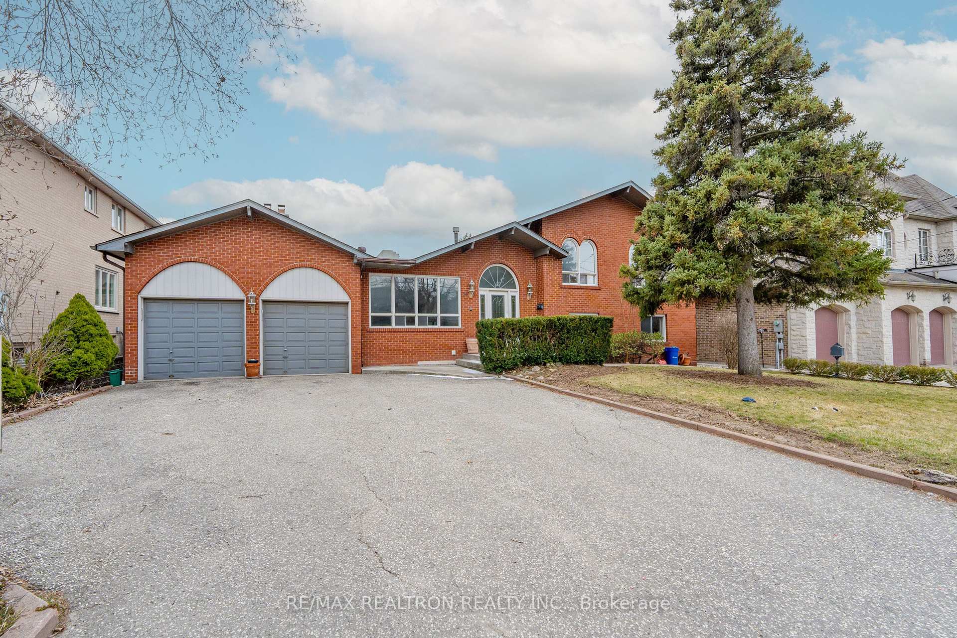 Photo 2 of 209 Crestwood Road, Vaughan, Crestwood-Springfarm-Yorkhill — HOMEH