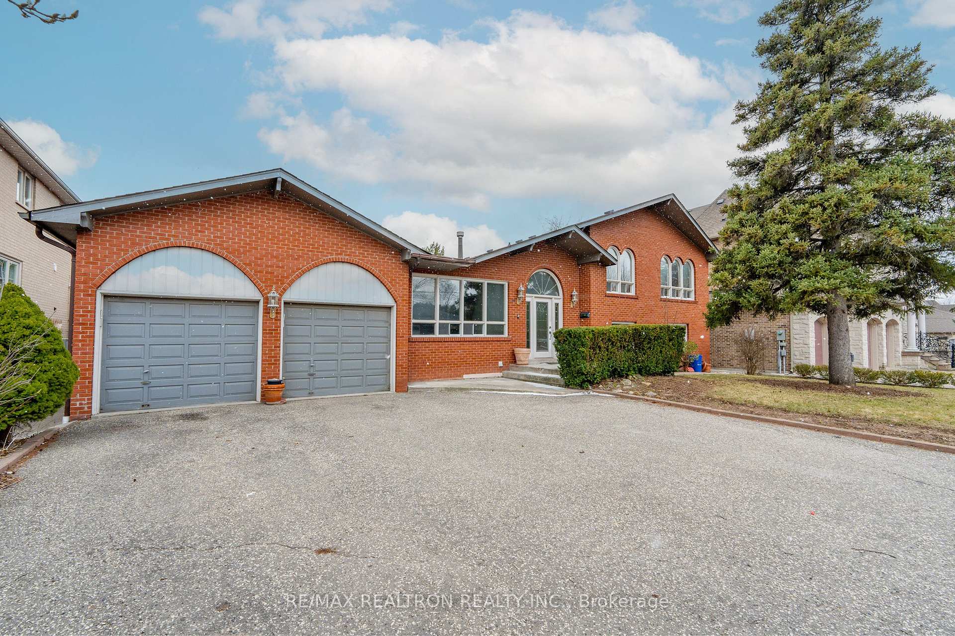 Photo 6 of 209 Crestwood Road, Vaughan, Crestwood-Springfarm-Yorkhill — HOMEH