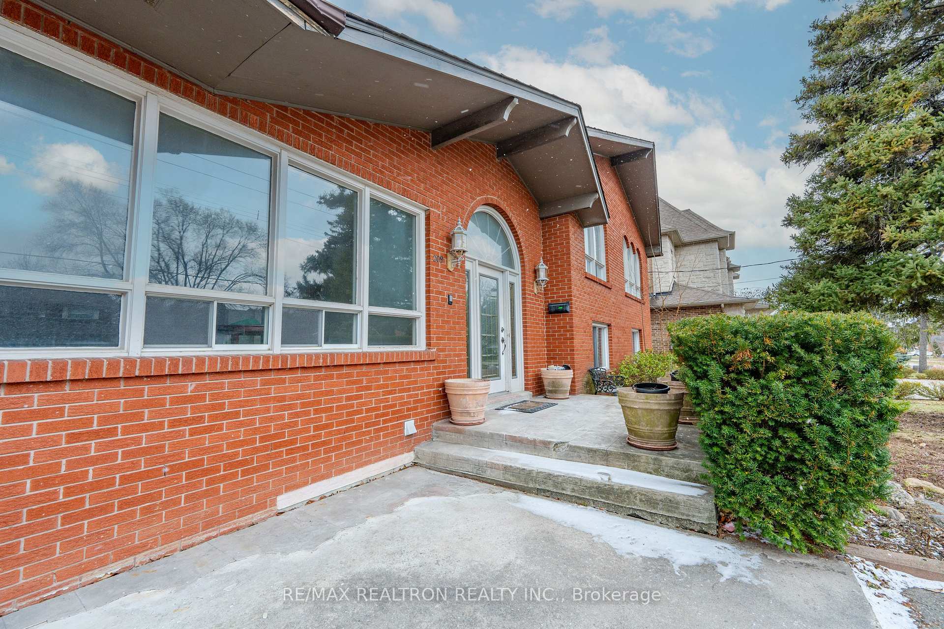 Photo 3 of 209 Crestwood Road, Vaughan, Crestwood-Springfarm-Yorkhill — HOMEH