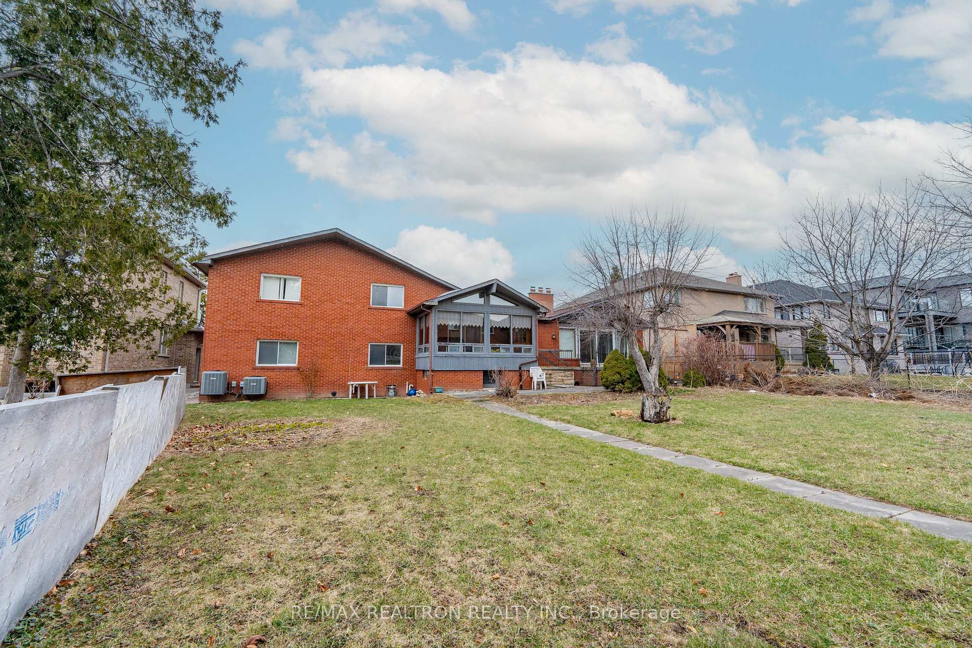 Photo 9 of 209 Crestwood Road, Vaughan, Crestwood-Springfarm-Yorkhill — HOMEH