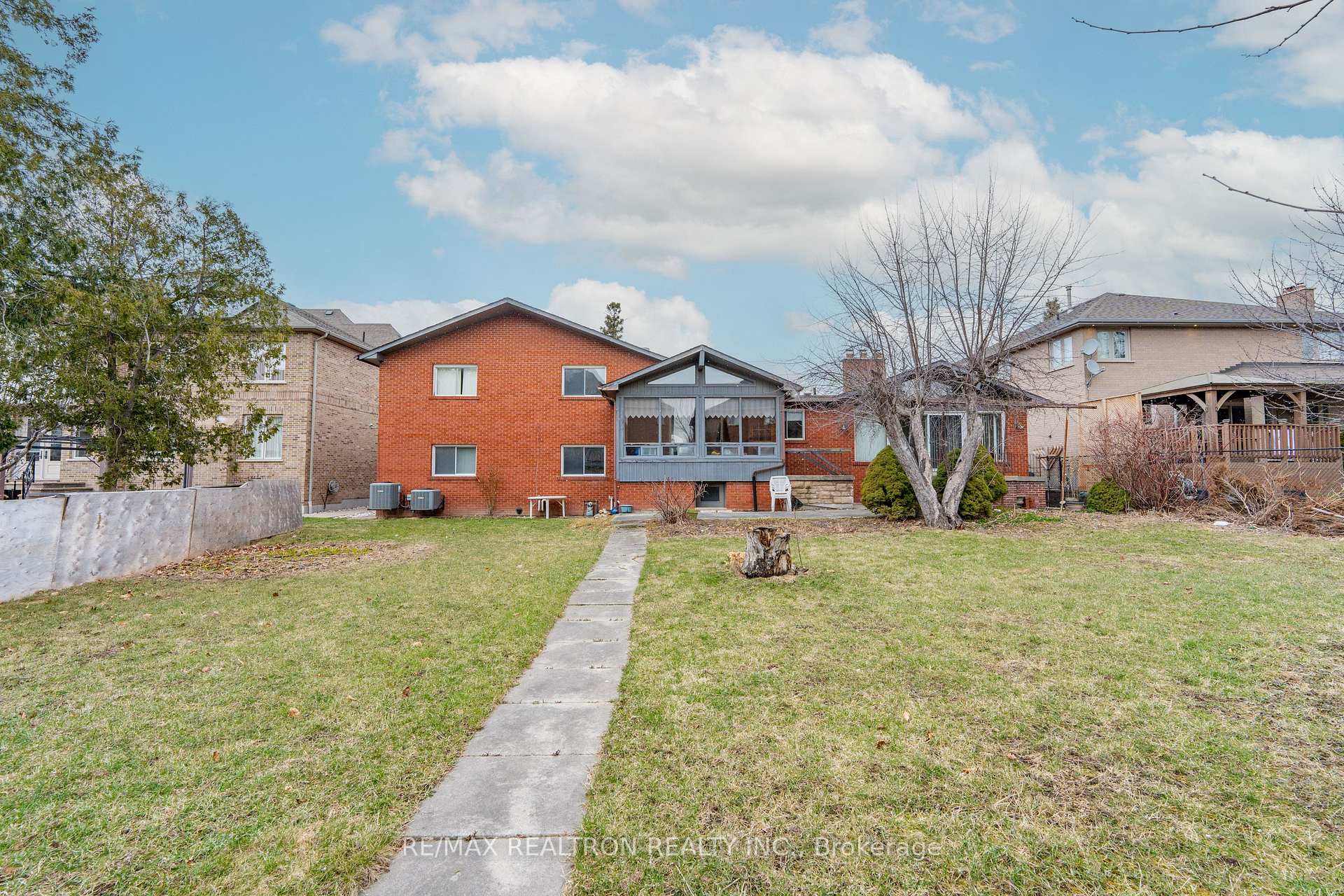 Photo 7 of 209 Crestwood Road, Vaughan, Crestwood-Springfarm-Yorkhill — HOMEH