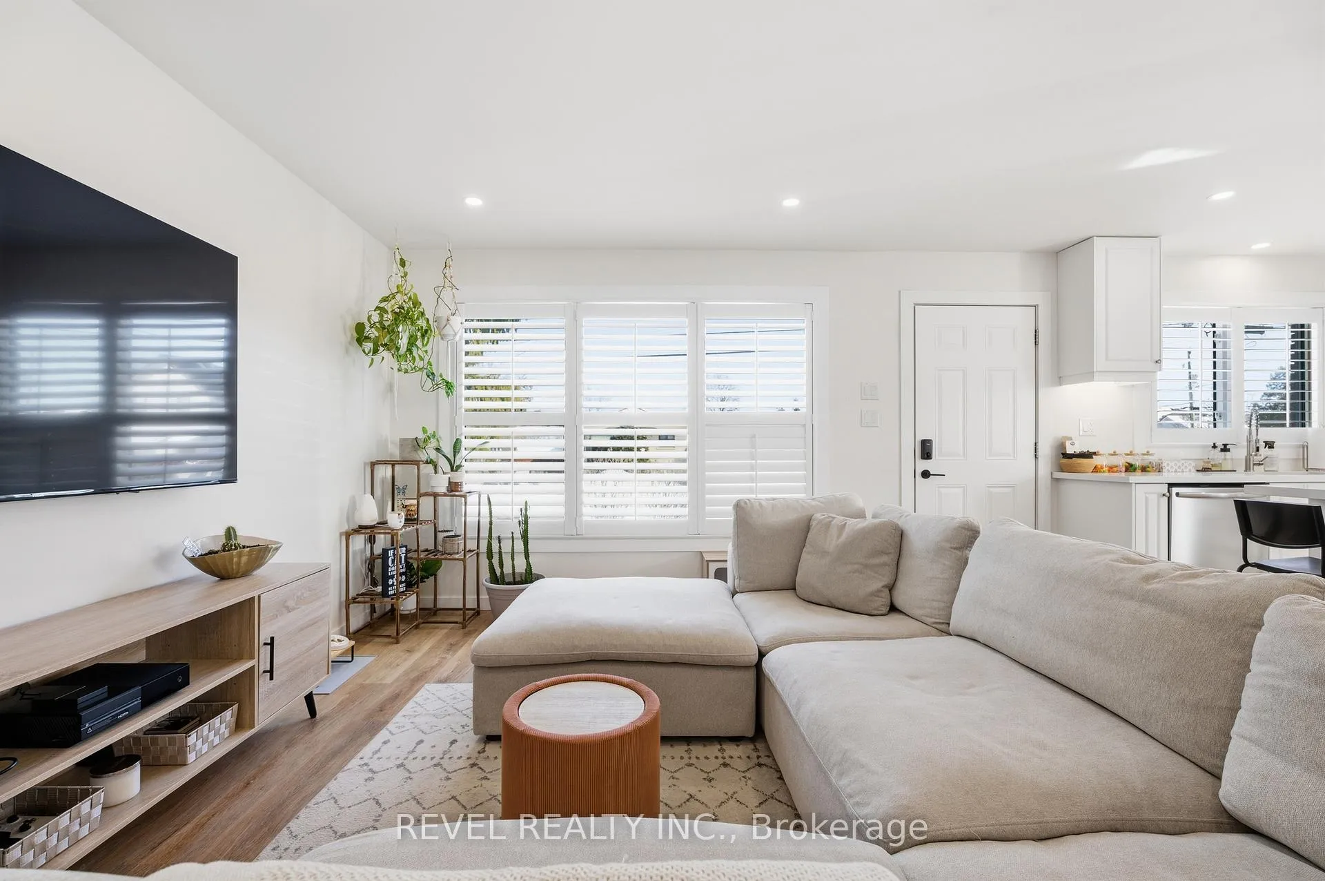 Photo 3 of 135 Niagara Street, Collingwood — HOMEH