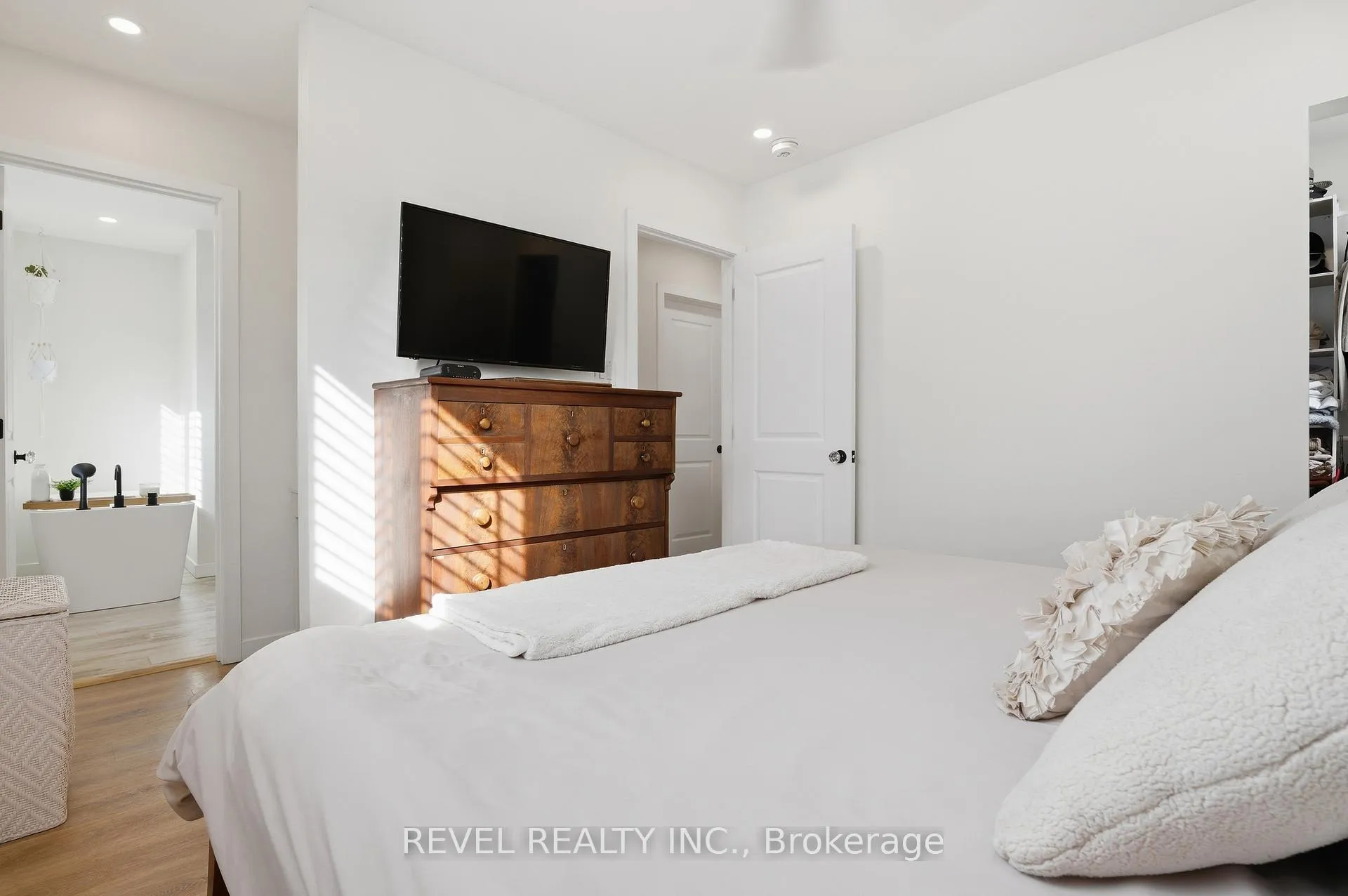 Photo 11 of 135 Niagara Street, Collingwood — HOMEH